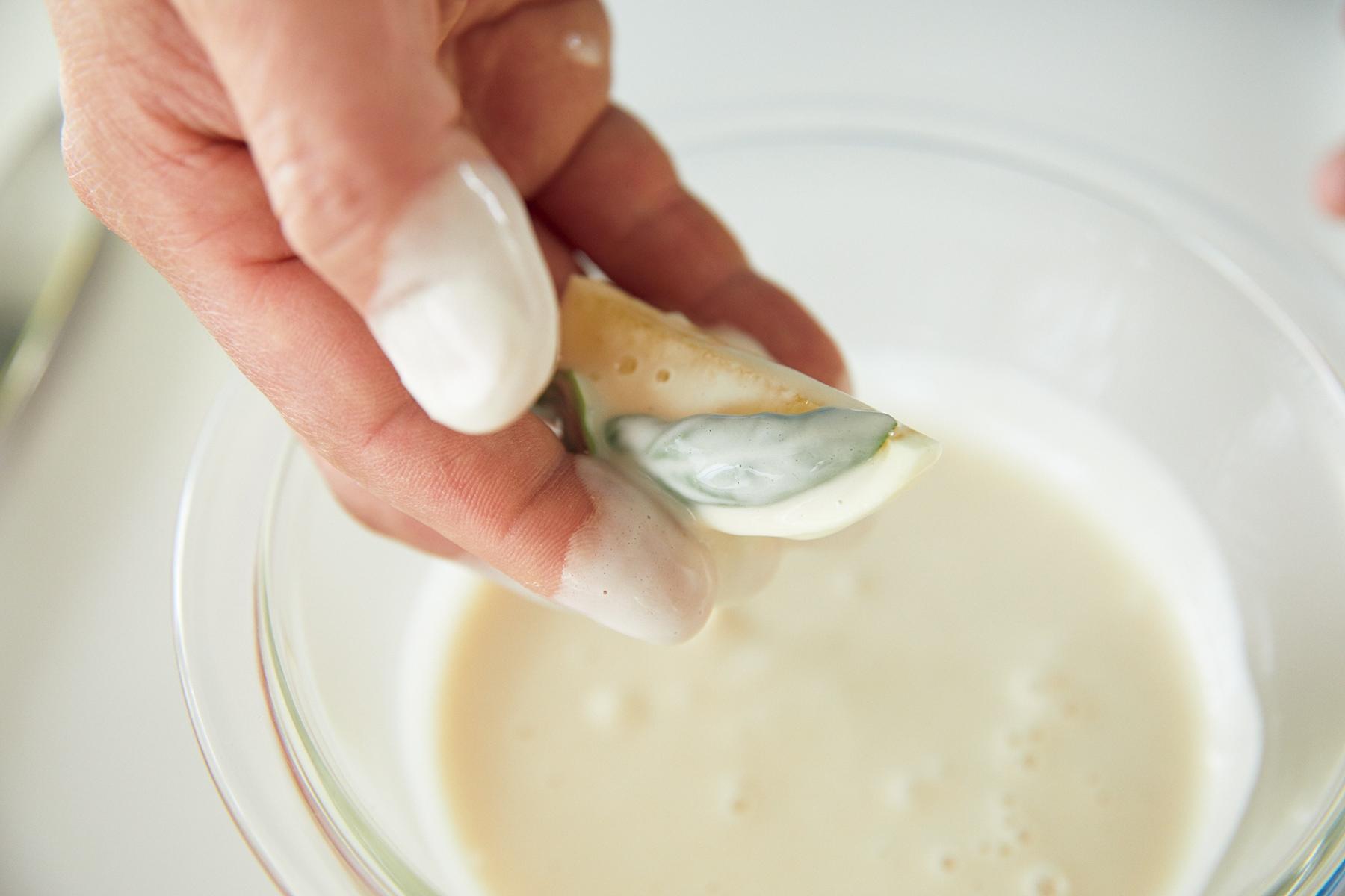 レモンに衣をつける