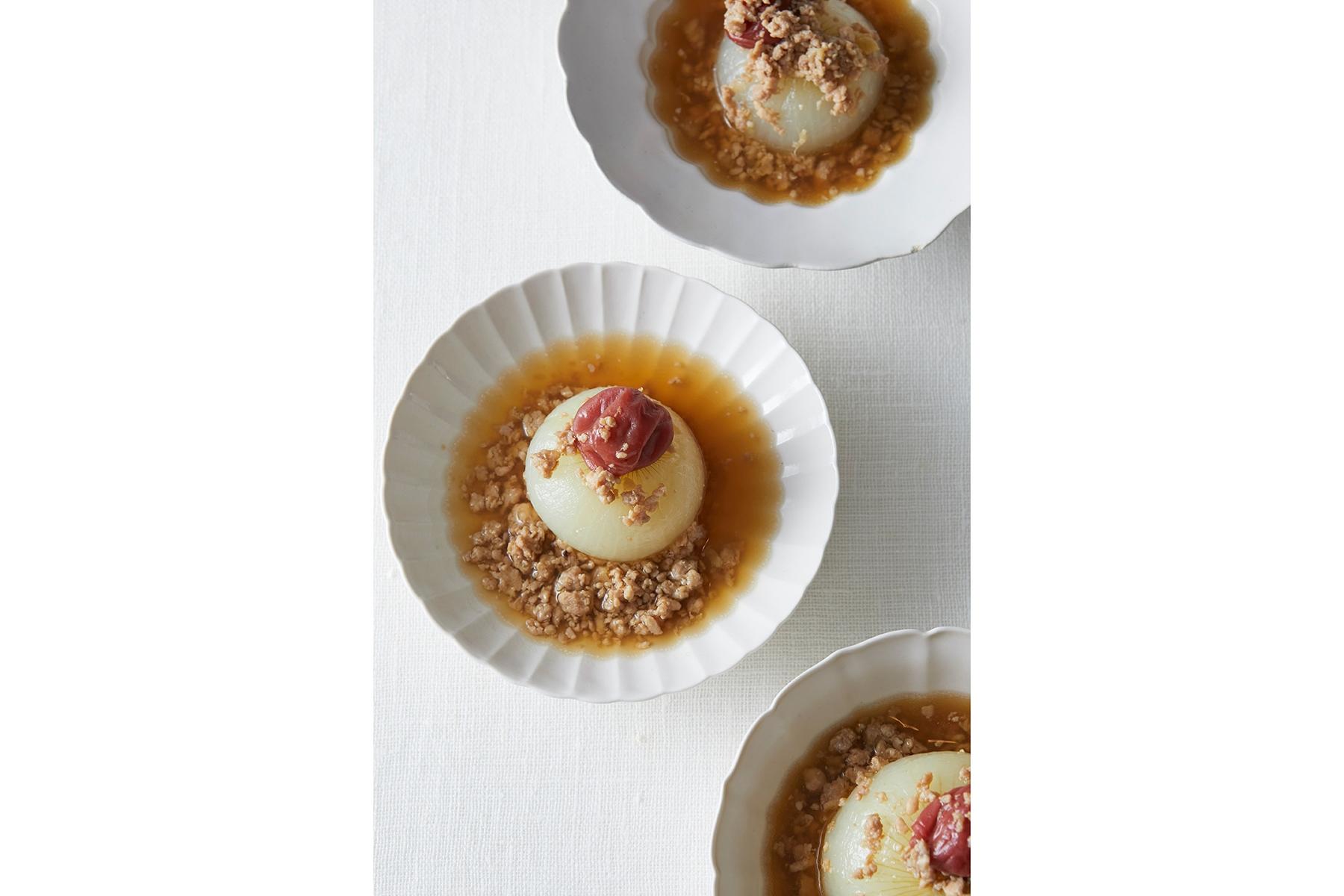 旬の新玉を丸ごと味わう“新玉ねぎの黒酢梅そぼろあん”