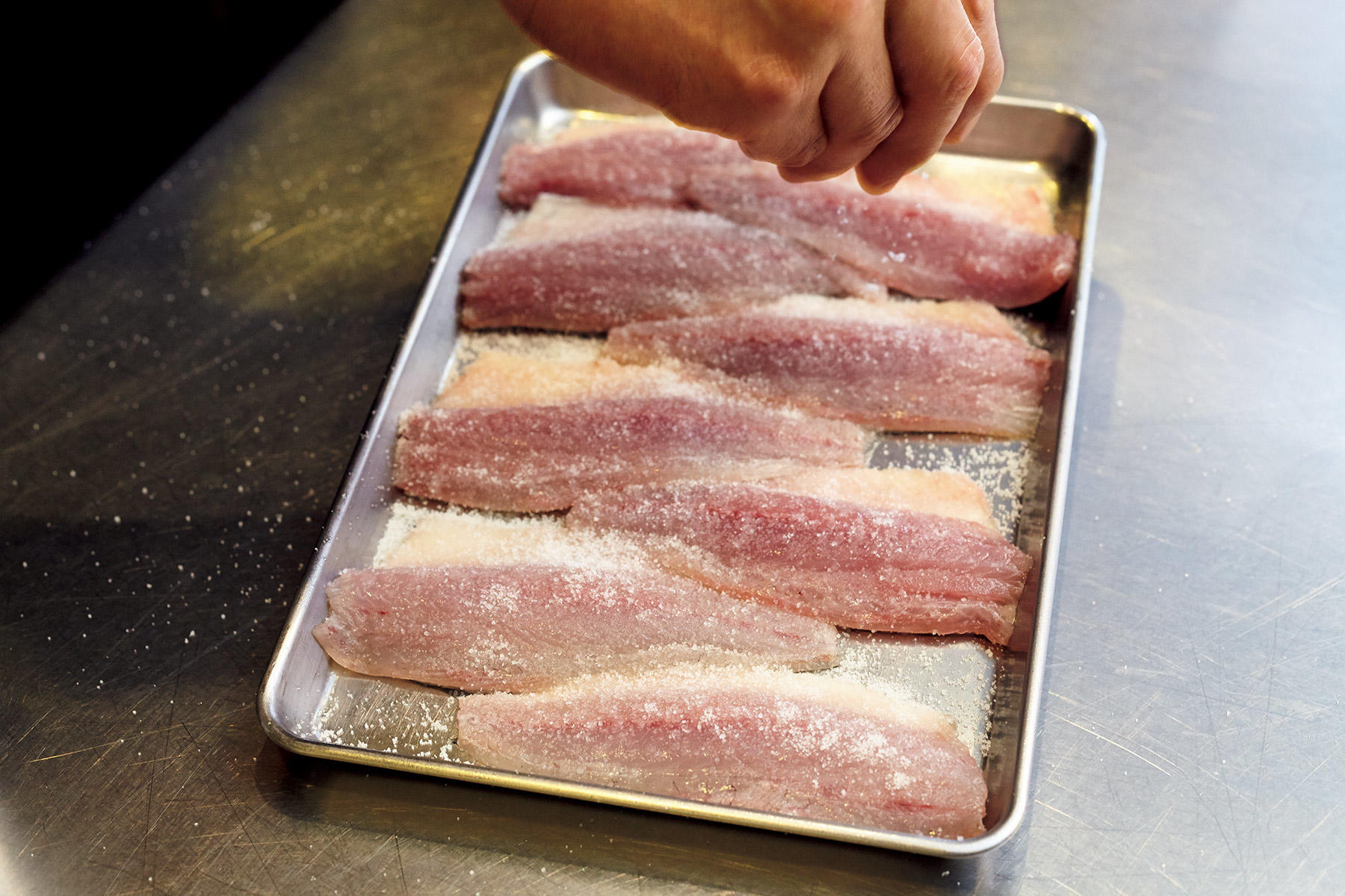 アジをおろし、塩をふる