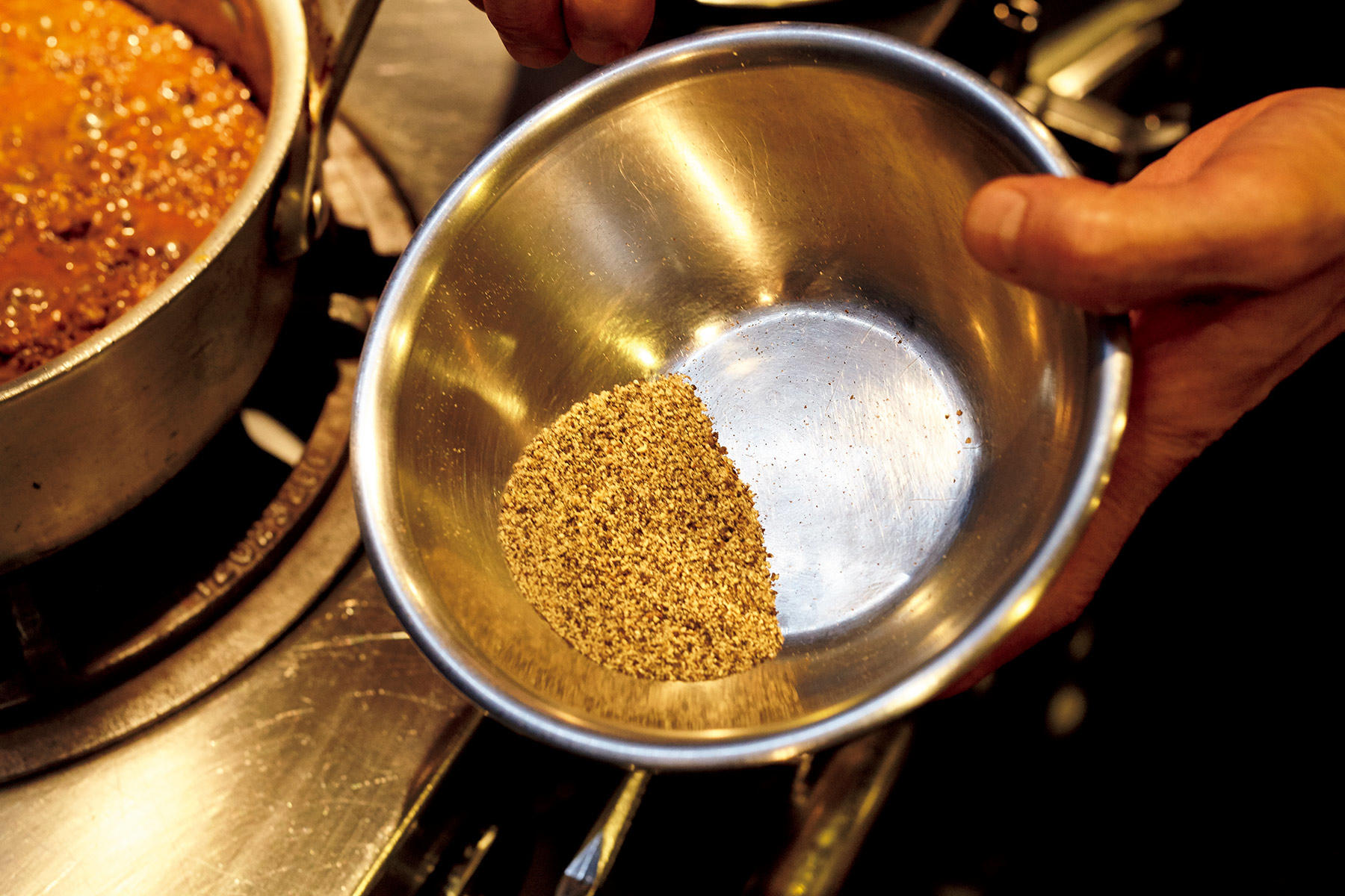 黒胡椒を加える