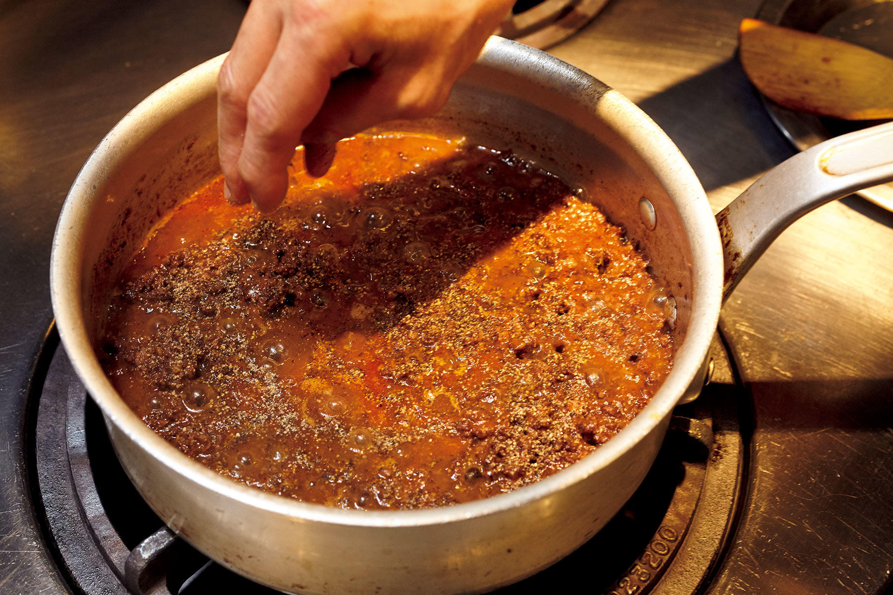 黒胡椒を加える