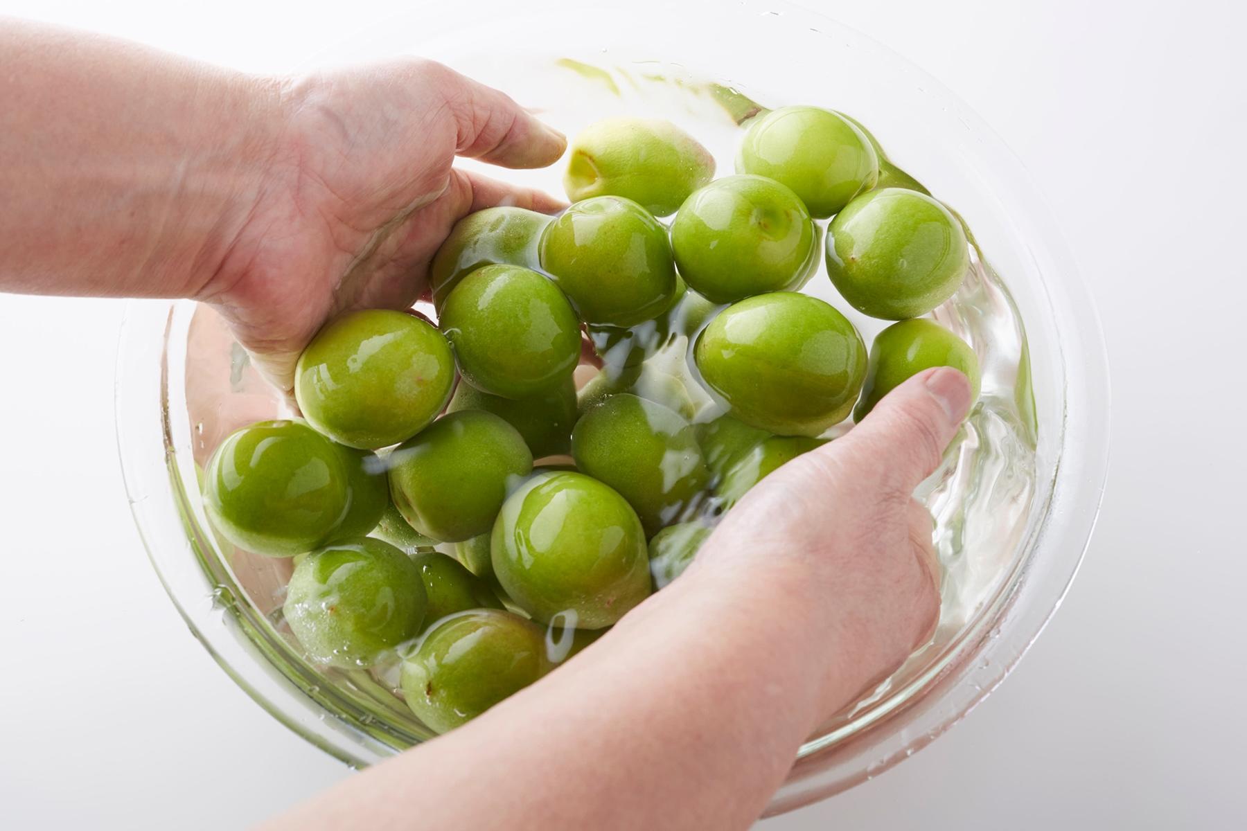 たっぷりの水でやさしく洗う。