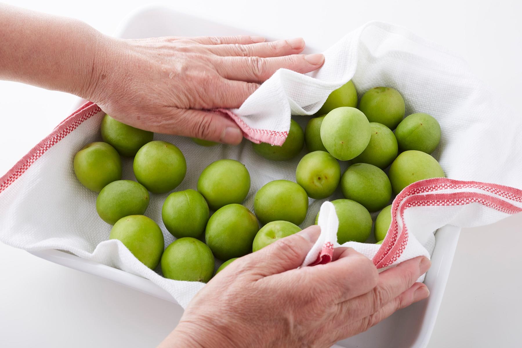 ザルにあげて水気をきり、布巾でやさしく拭く。