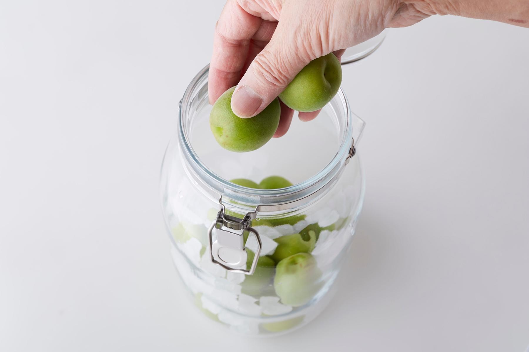 煮沸した保存瓶に氷砂糖1/3量、梅1/2量を入れる。