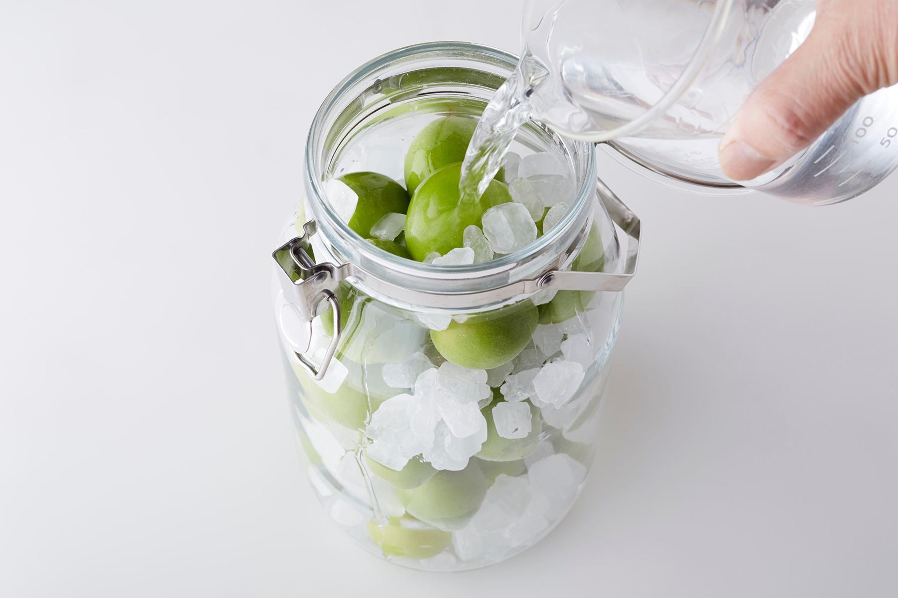 氷砂糖1/3量、残りの梅、残りの氷砂糖を順に入れてホワイトリカーを注ぐ。