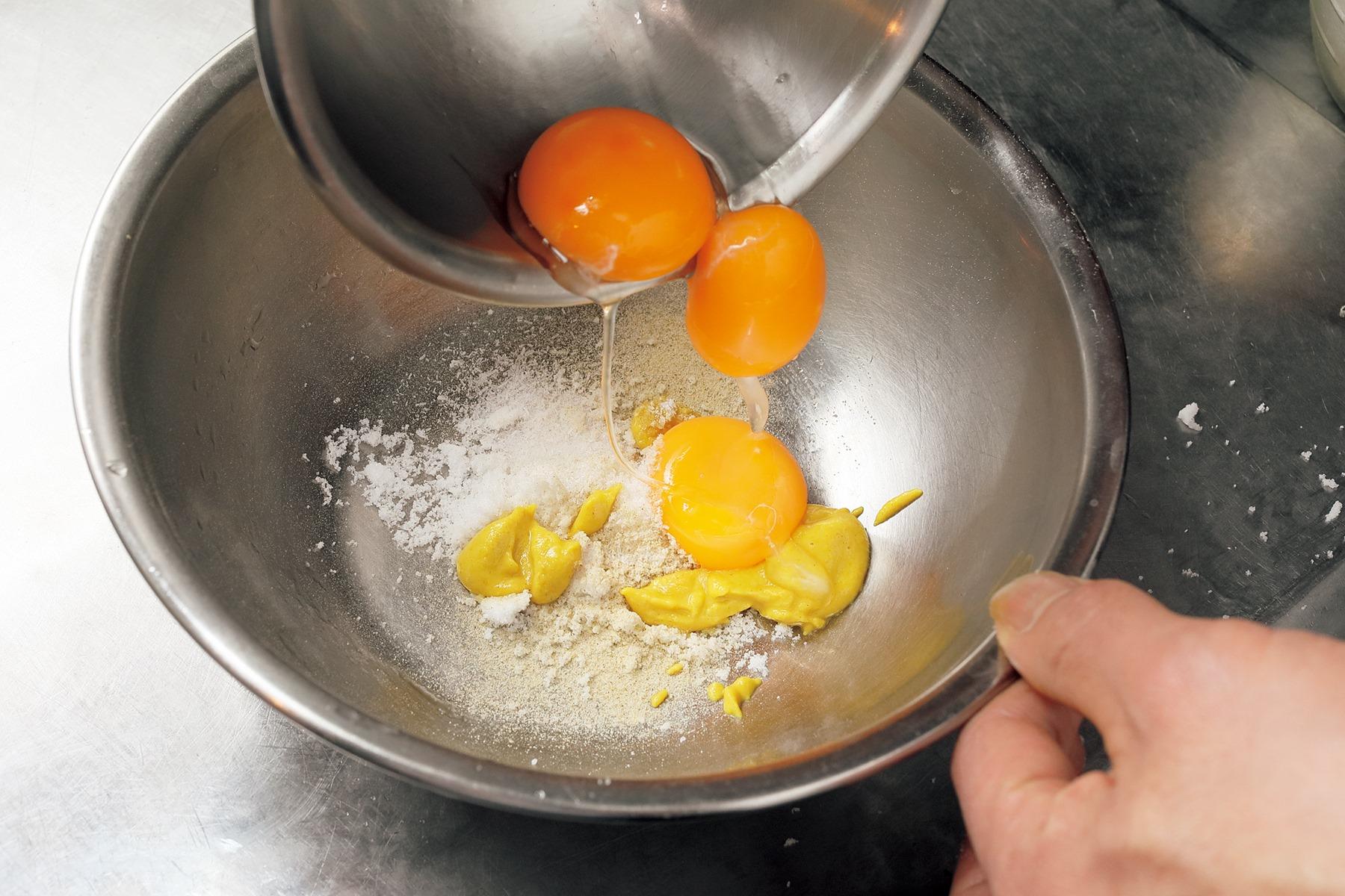 卵黄を混ぜる