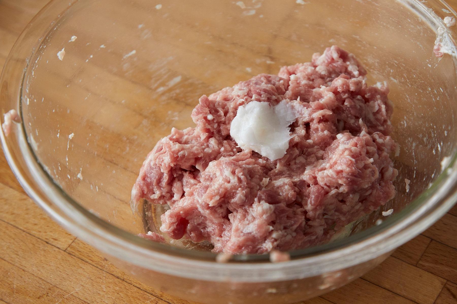 ラードを加える