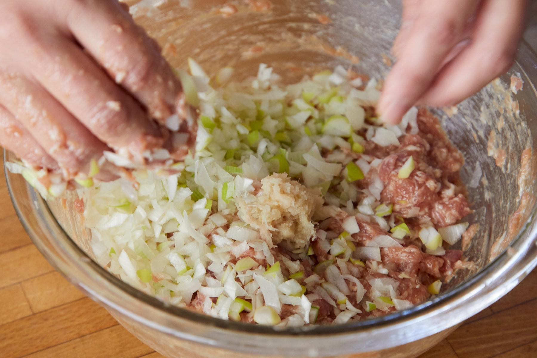 2の長ねぎ、すりおろした生姜を加えて均一になるまで練り混ぜる。