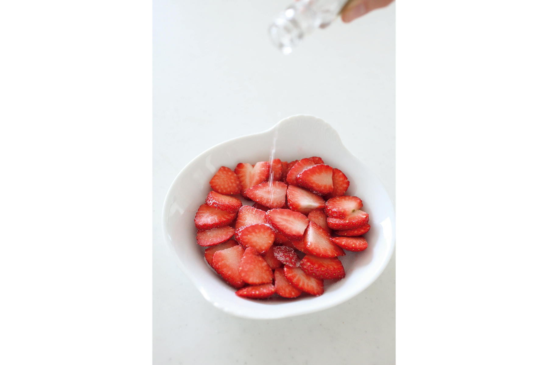 いちごをマリネする