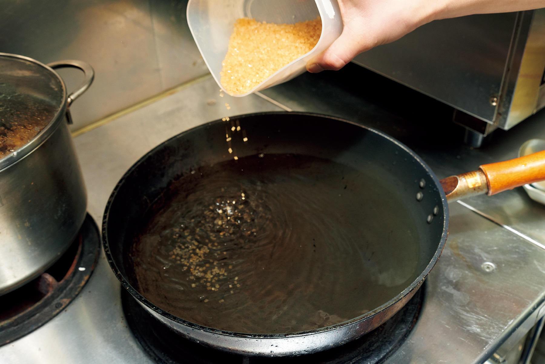 鍋の中ざら糖を入れる