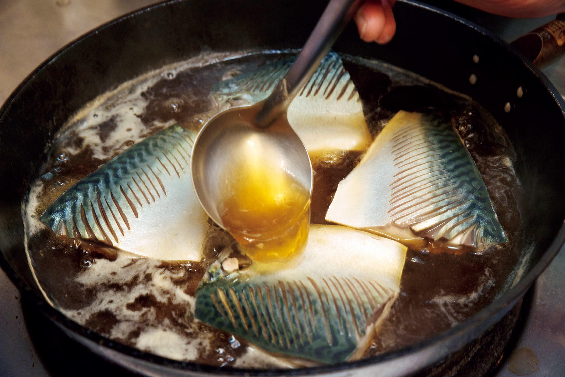 醤油と生姜を加える