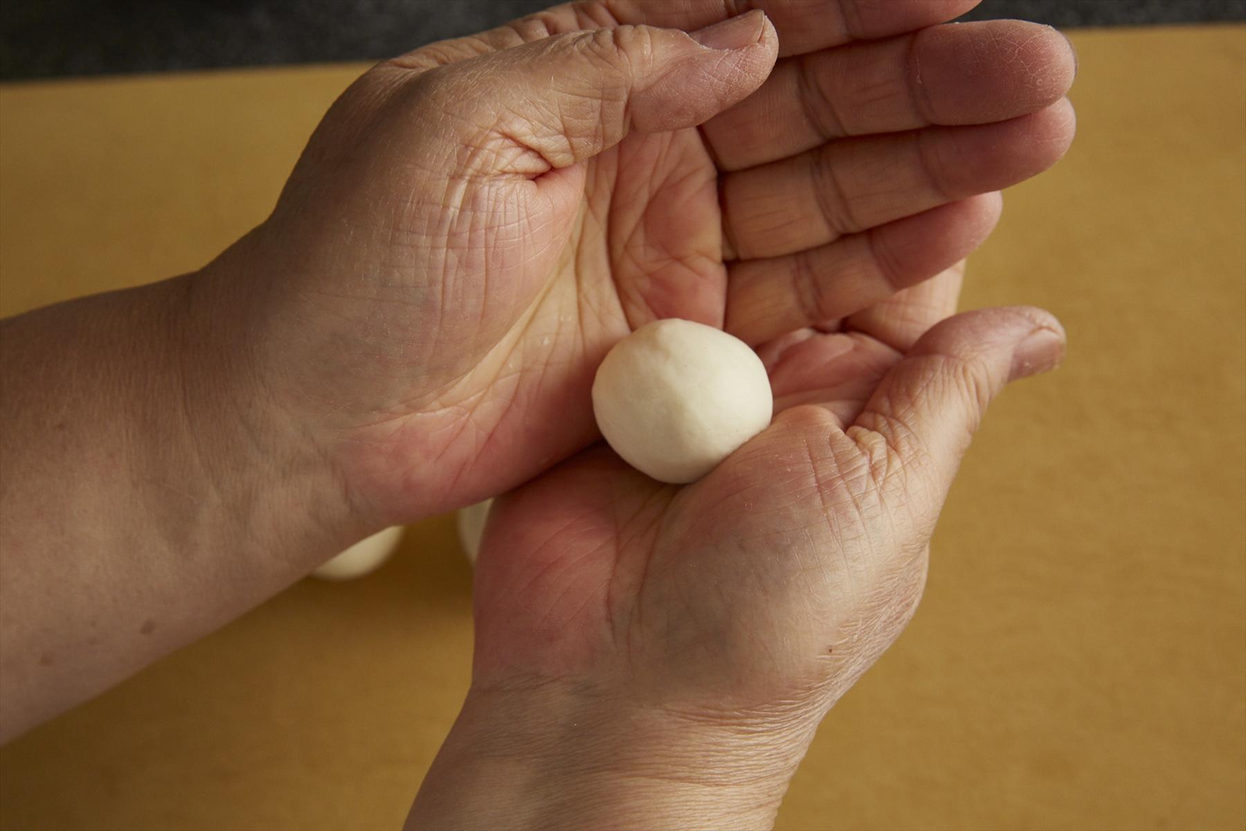 手のひらでまるくする