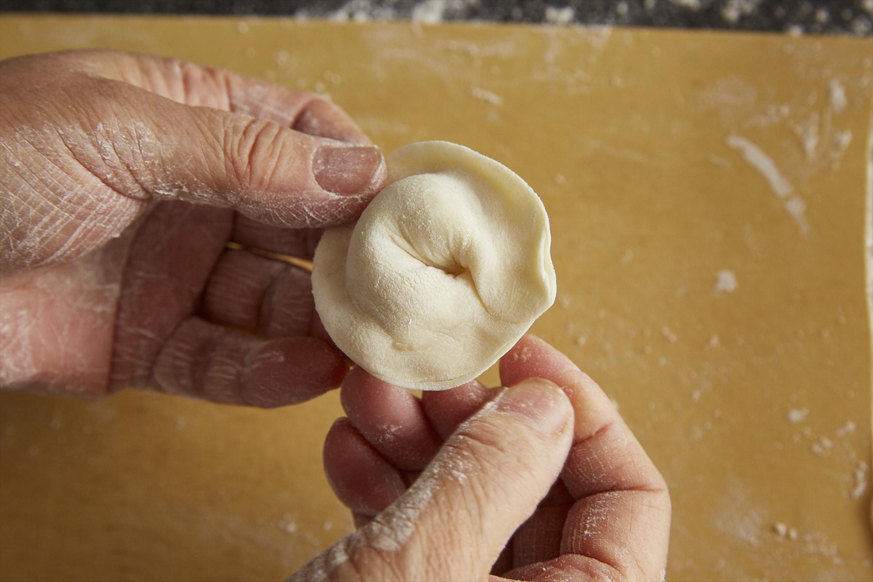 餃子をつつむ
