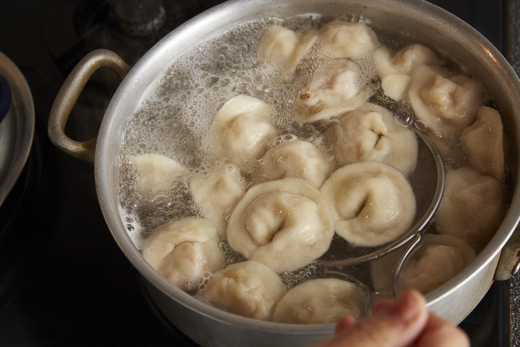 餃子をゆでる