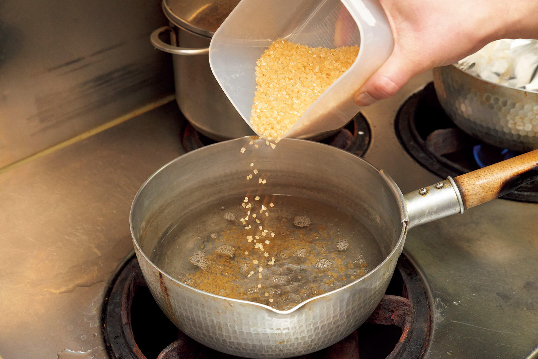 調味料を鍋に入れる