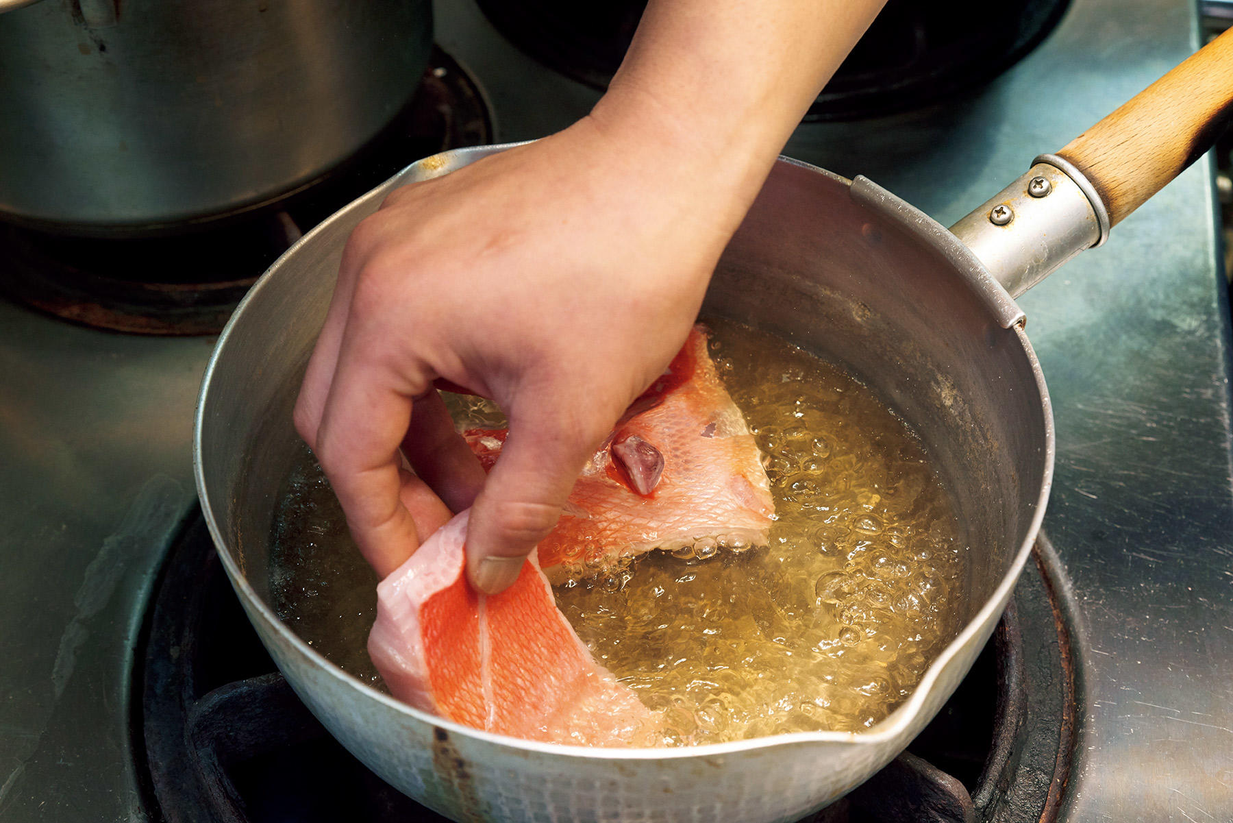 金目鯛を鍋に入れる