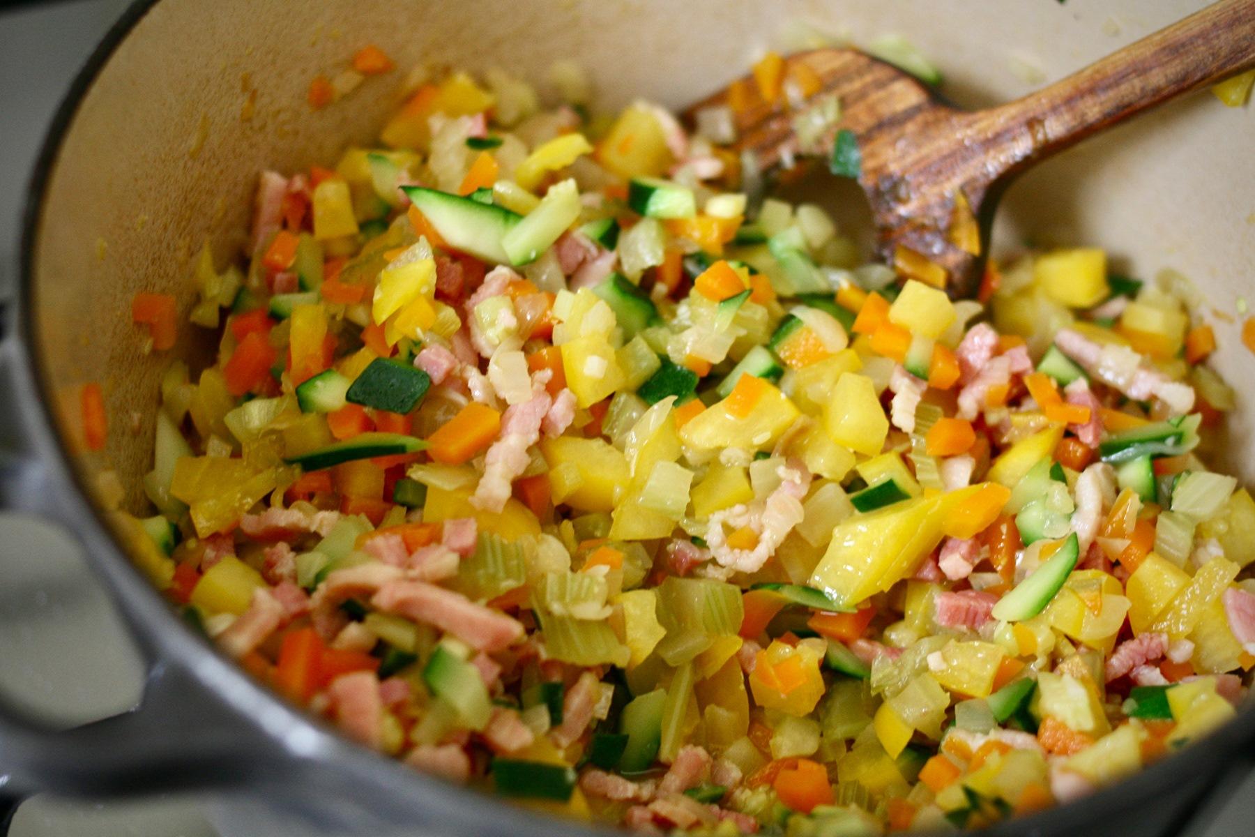 残りの野菜を炒め煮る