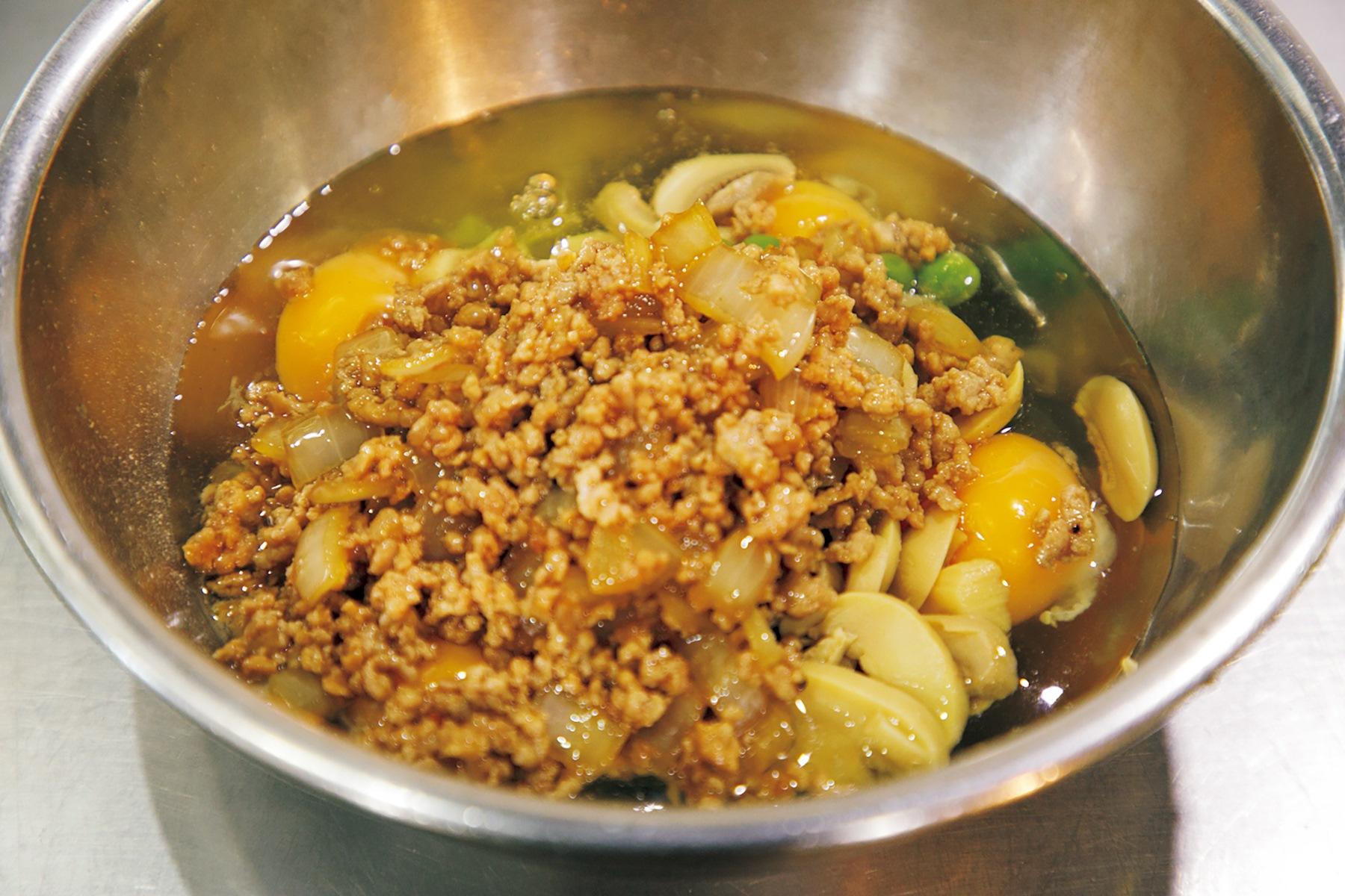 卵と具材を混ぜる