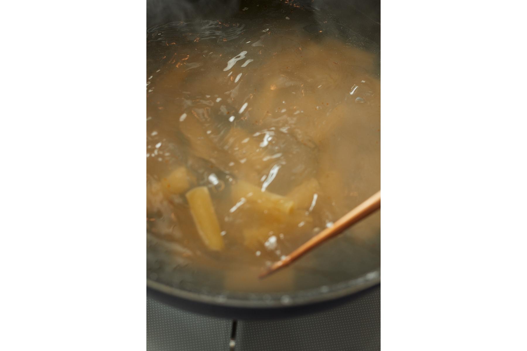 パスタをゆでる
