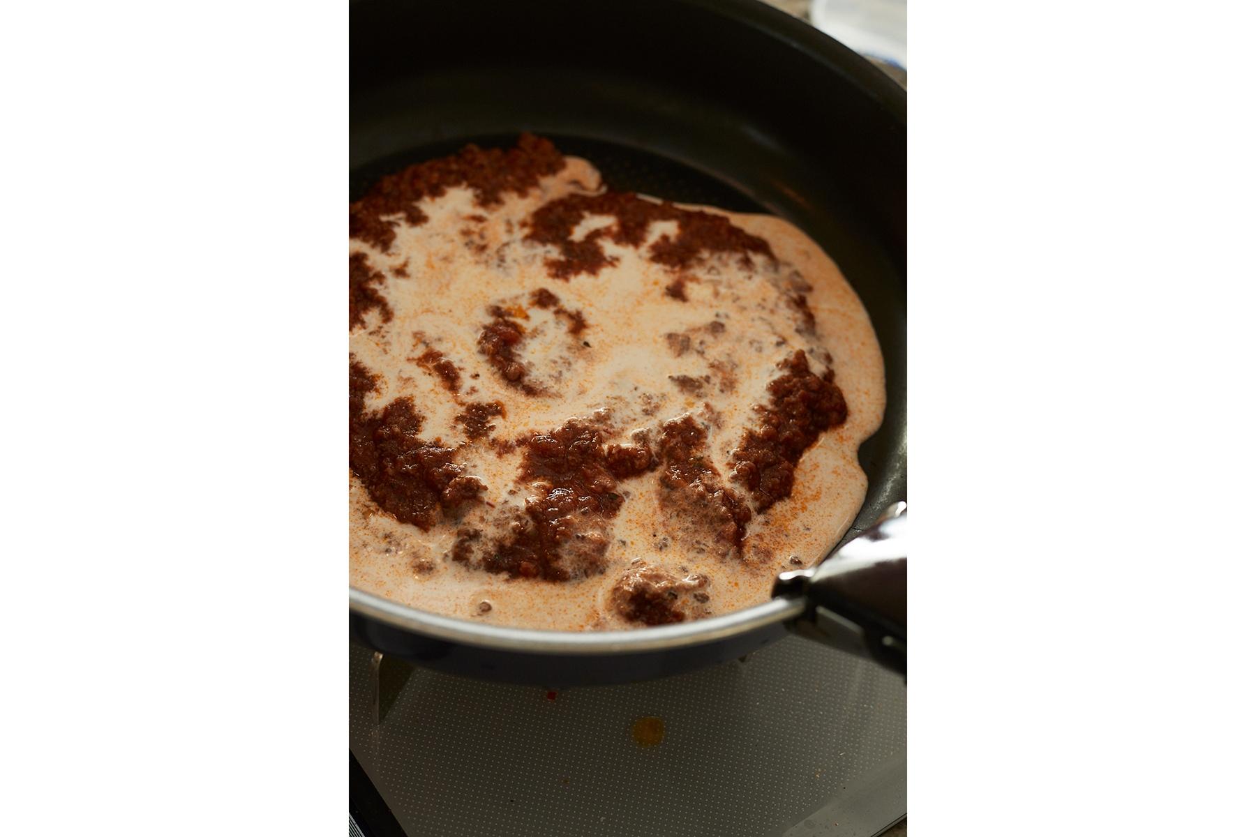 ミートソースと生クリームを混ぜる