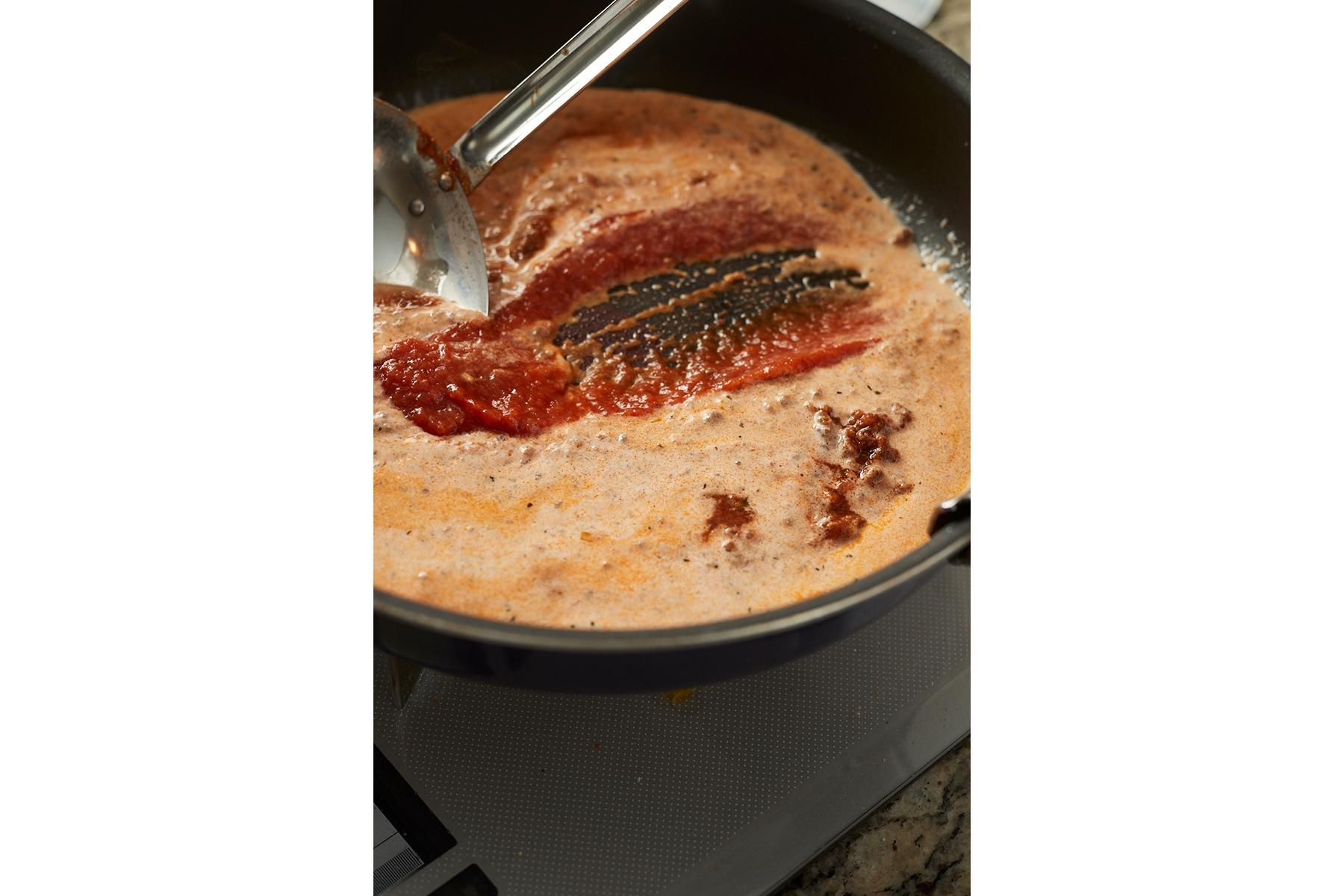 ホールトマトを入れる