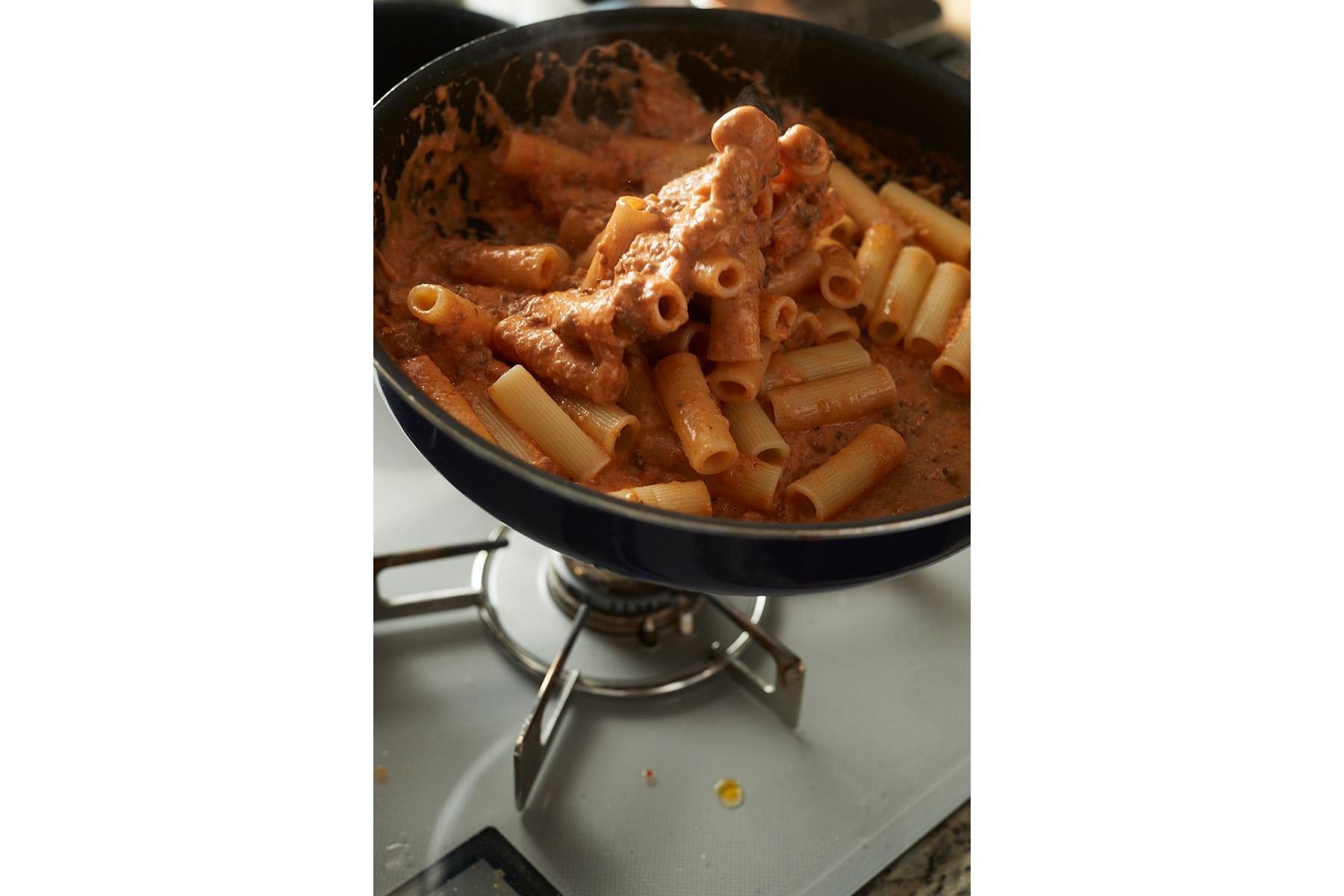 パスタとソースを和える