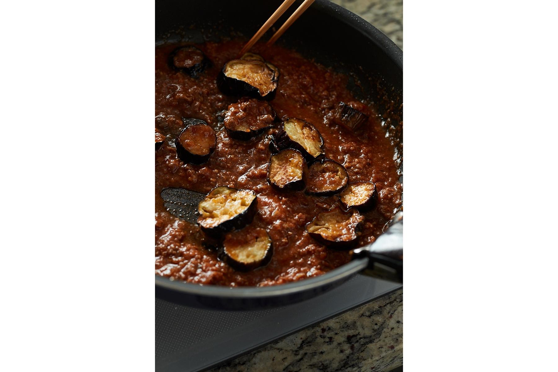 ミートソースになすを加える