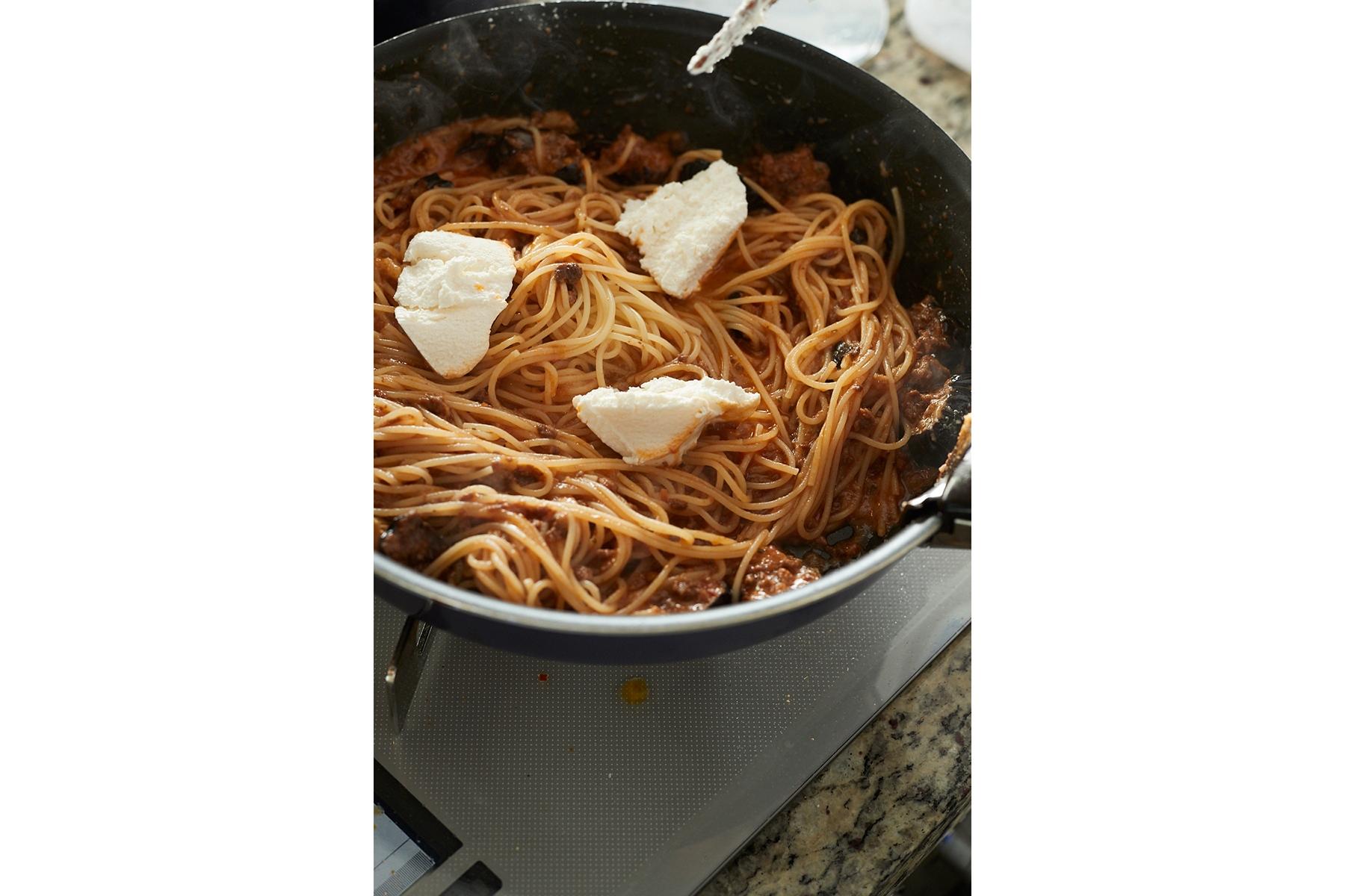 パスタとソースを合わせる