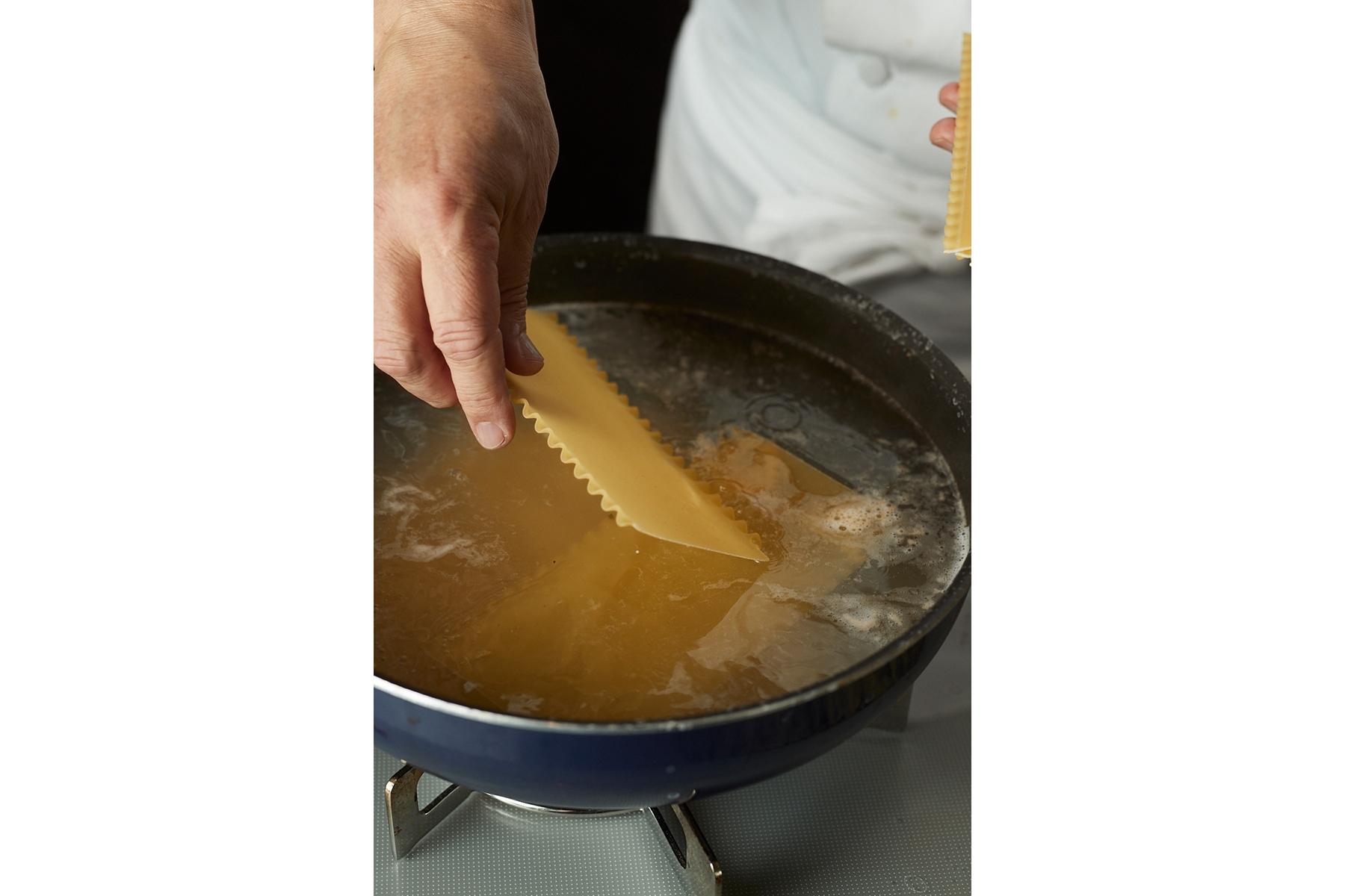 ラザニアをゆでる