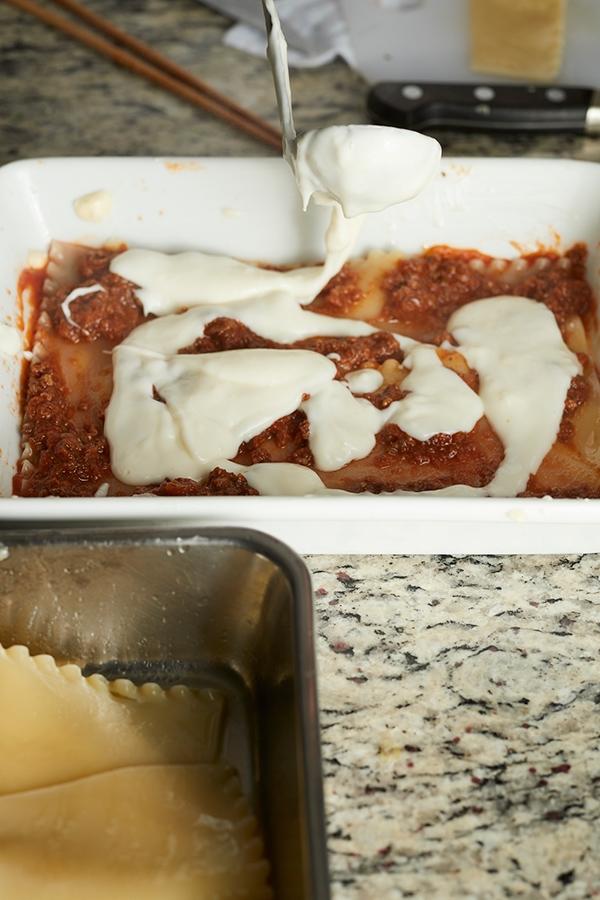 ミートソースをぬり、ベシャメルソースをぬる