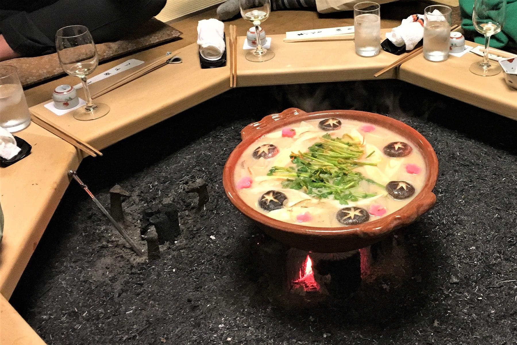 炭火を囲むテーブル