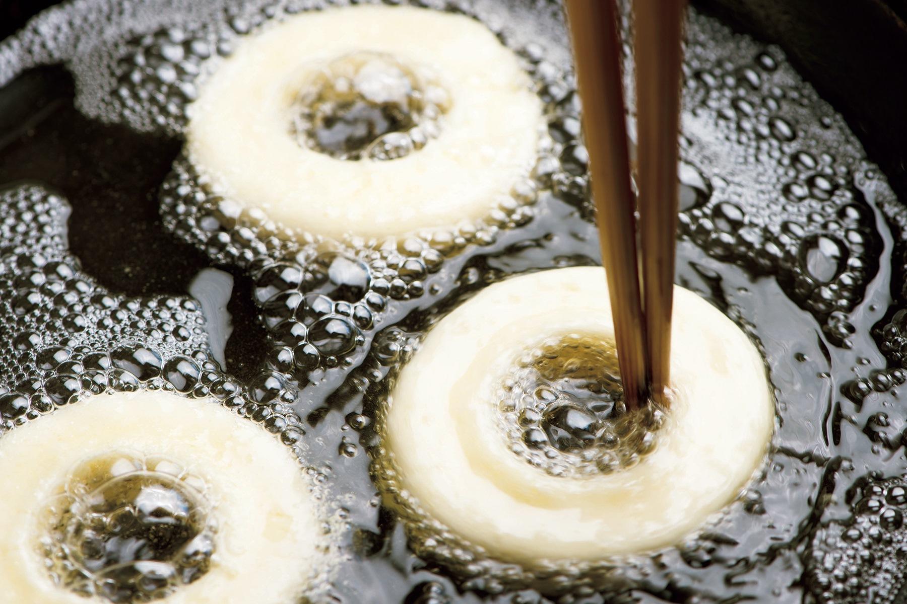 穴を塞がない様に揚げる