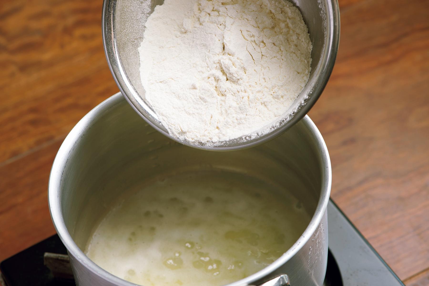 バターを熱し、粉を加える