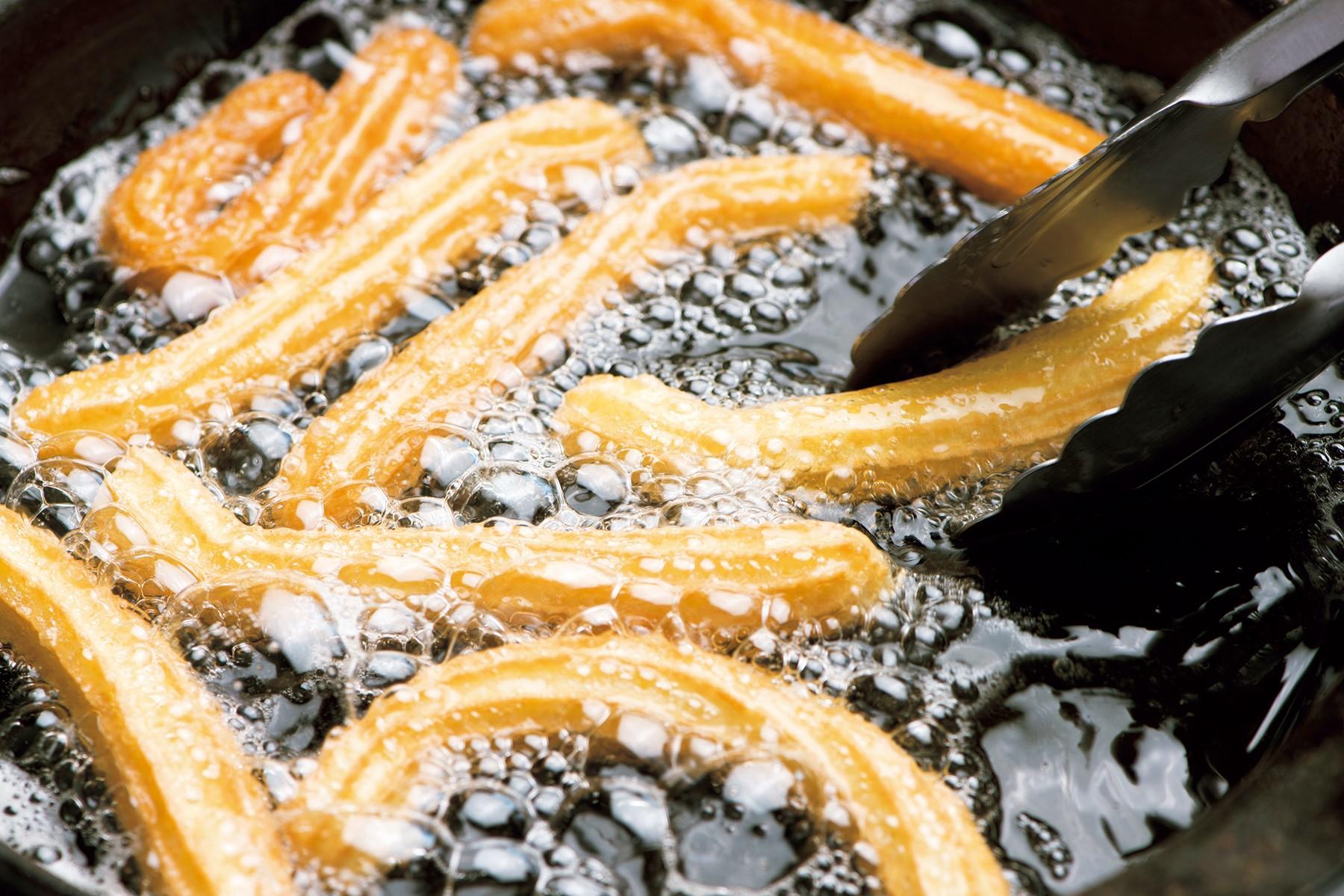 回しながら揚げる