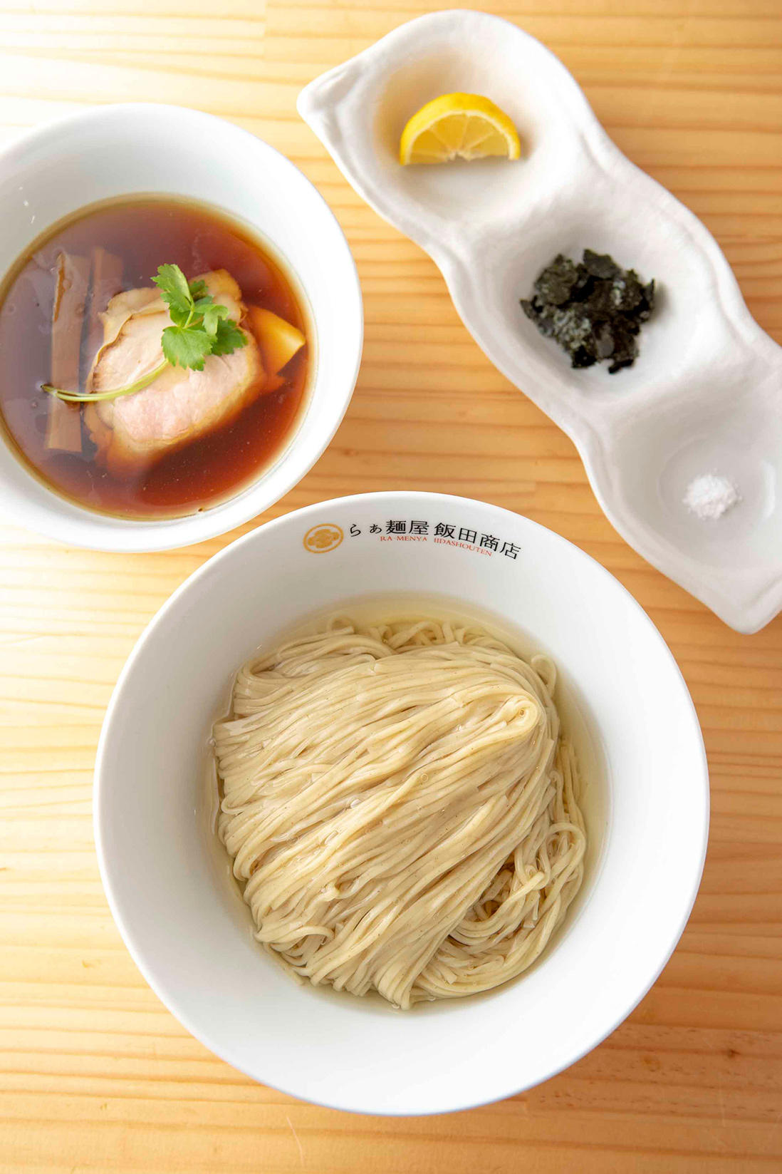東京・飯田橋「らぁ麺 飯田商店」のらぁ麺とつけ麺
