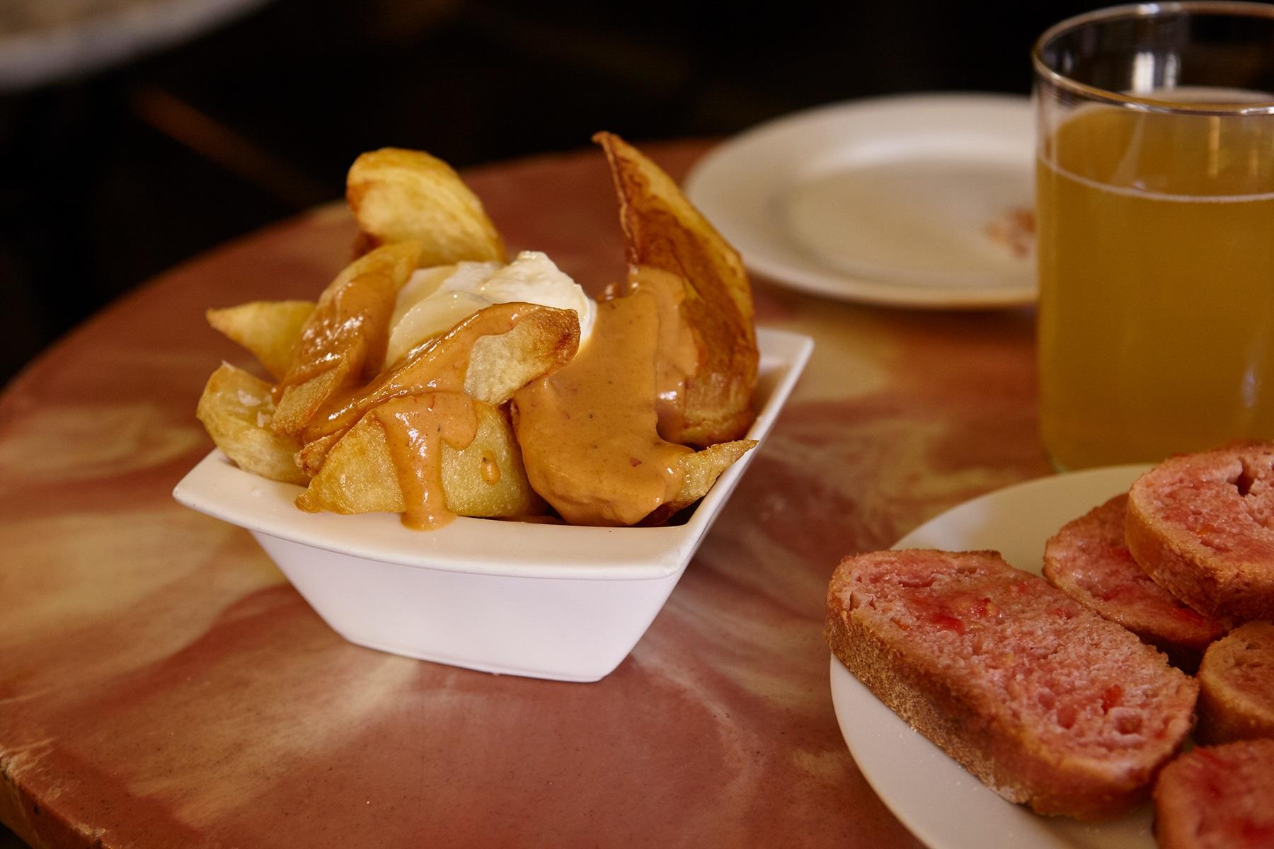 スペイン・バルセロナのPatatas Bravas（パタタスブラバス＝ポテトフライ）