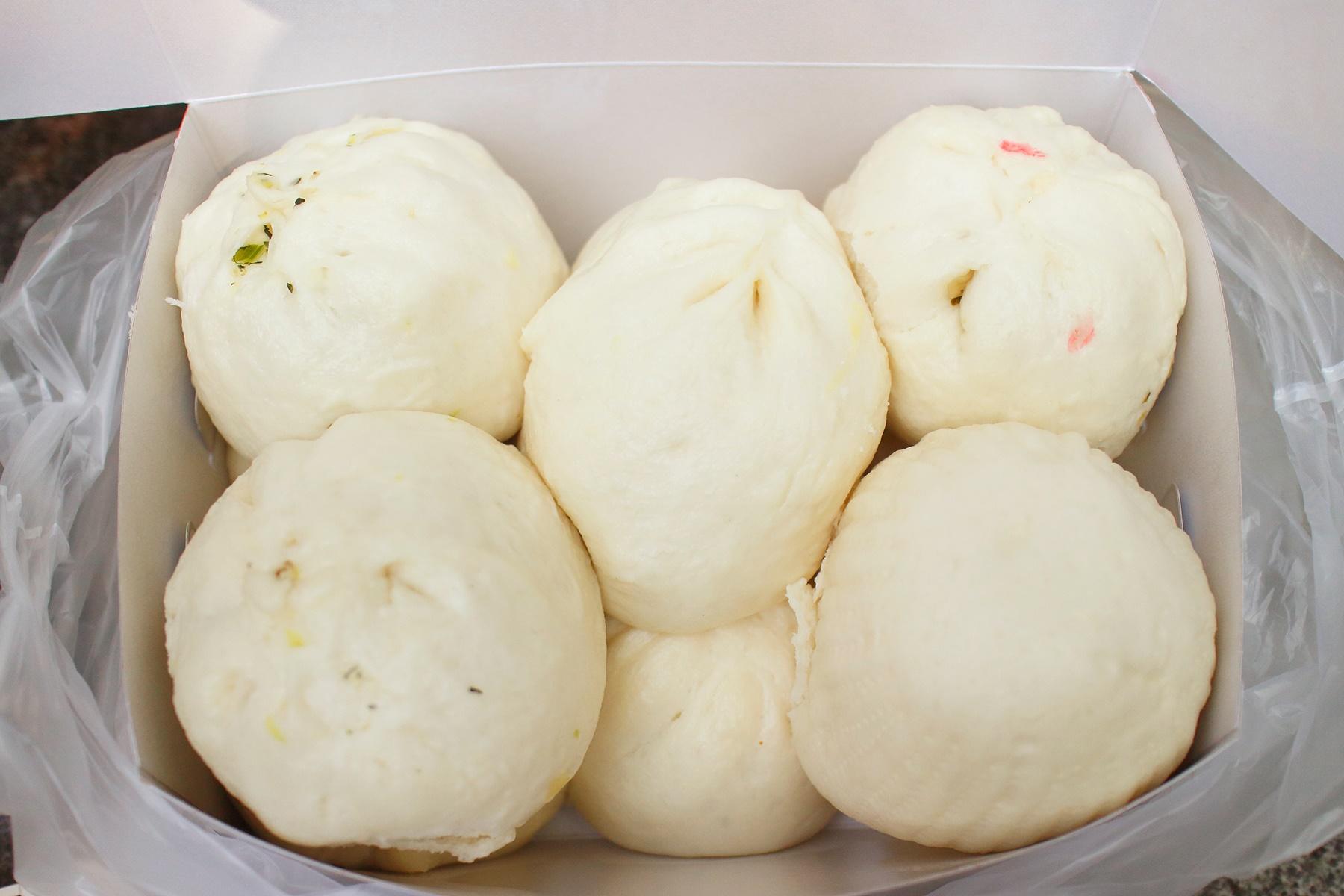 台湾・台北「光復市場素食包子店」の雪裡紅素包（雪菜まん）