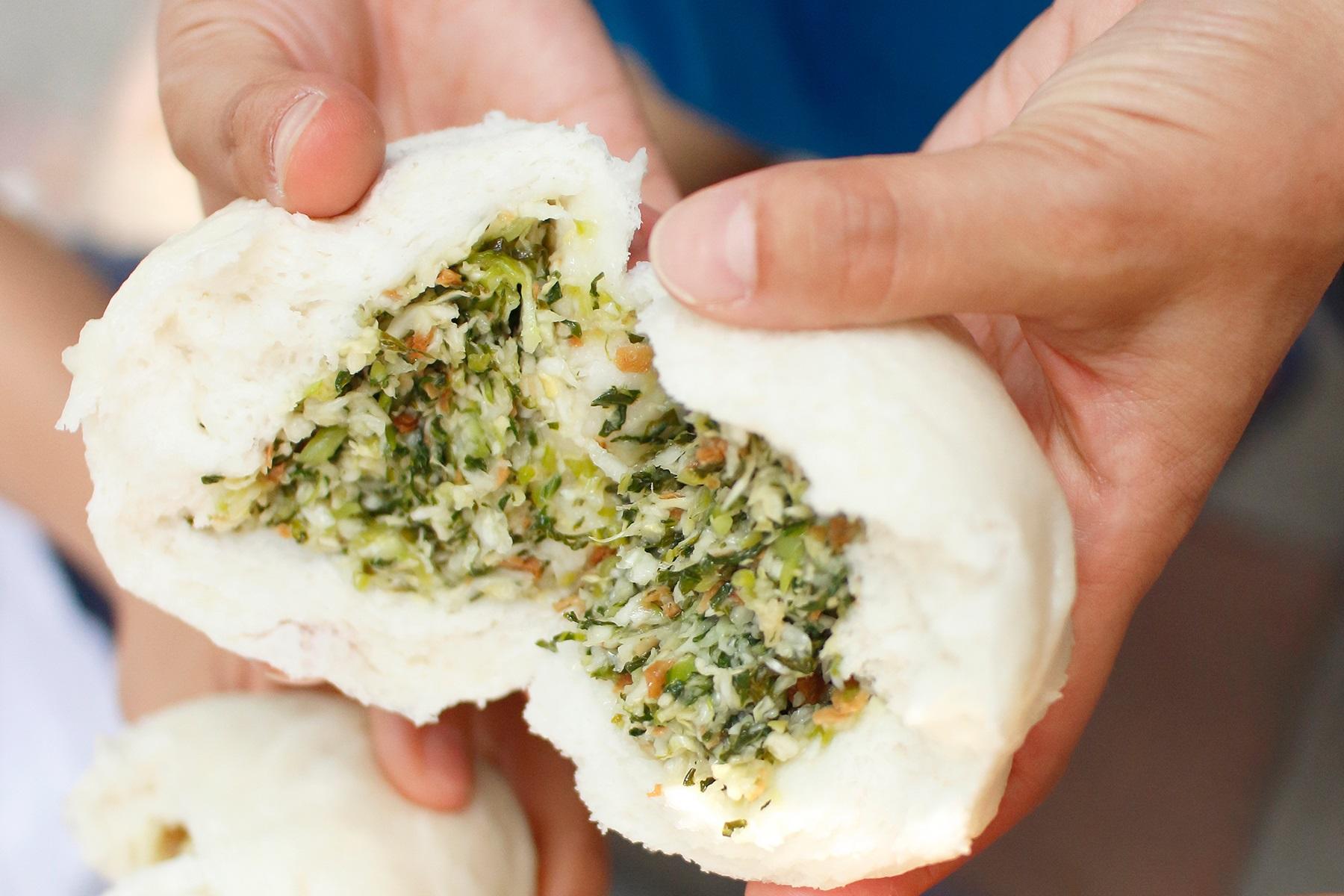 台湾・台北「光復市場素食包子店」の雪裡紅素包（雪菜まん）