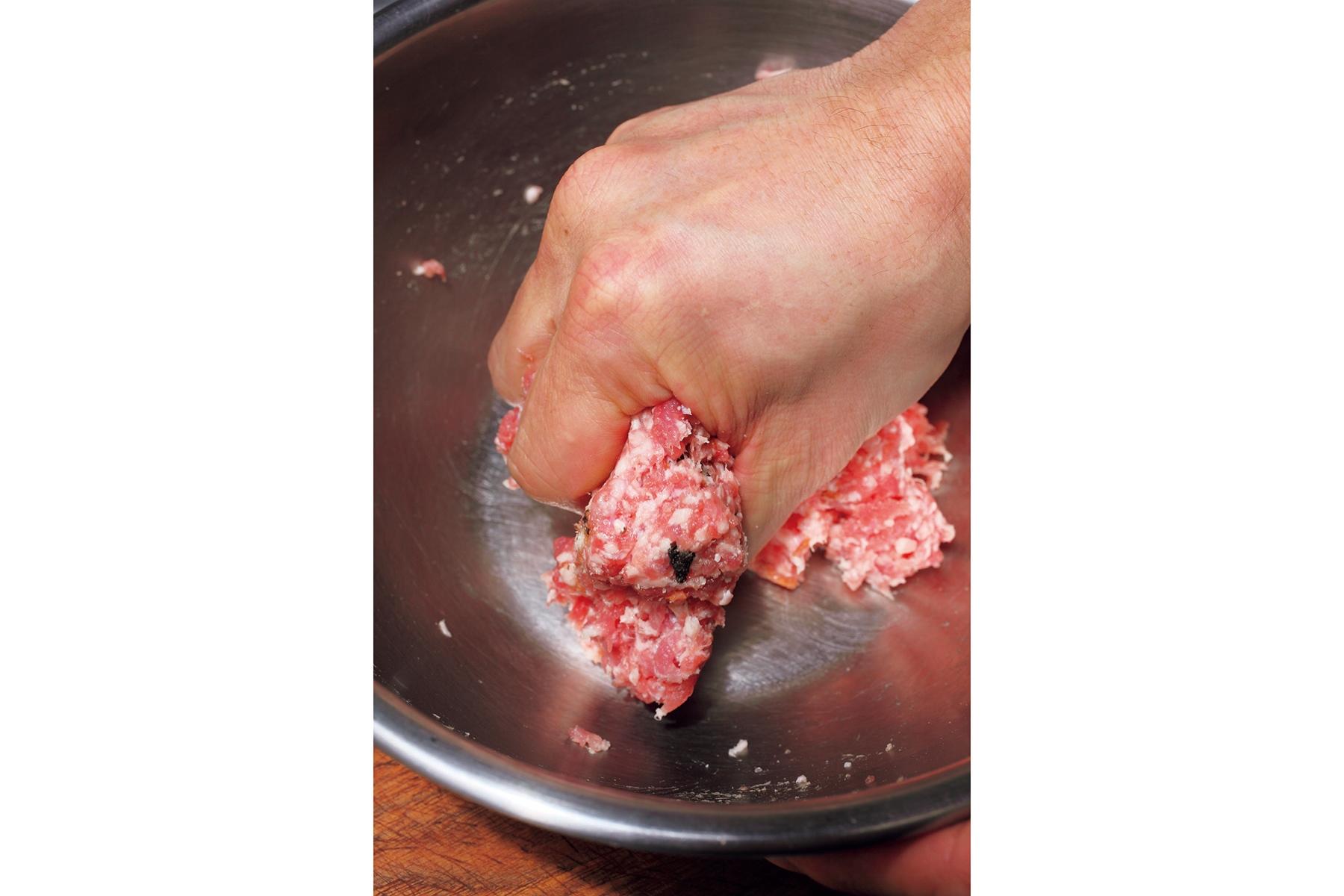 ひき肉を混ぜる