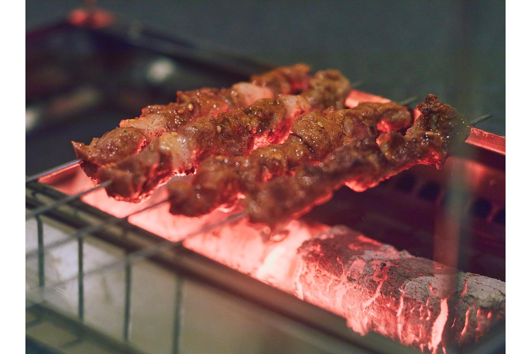 大阪・日本橋「故郷羊肉串店」のマトンの串焼き