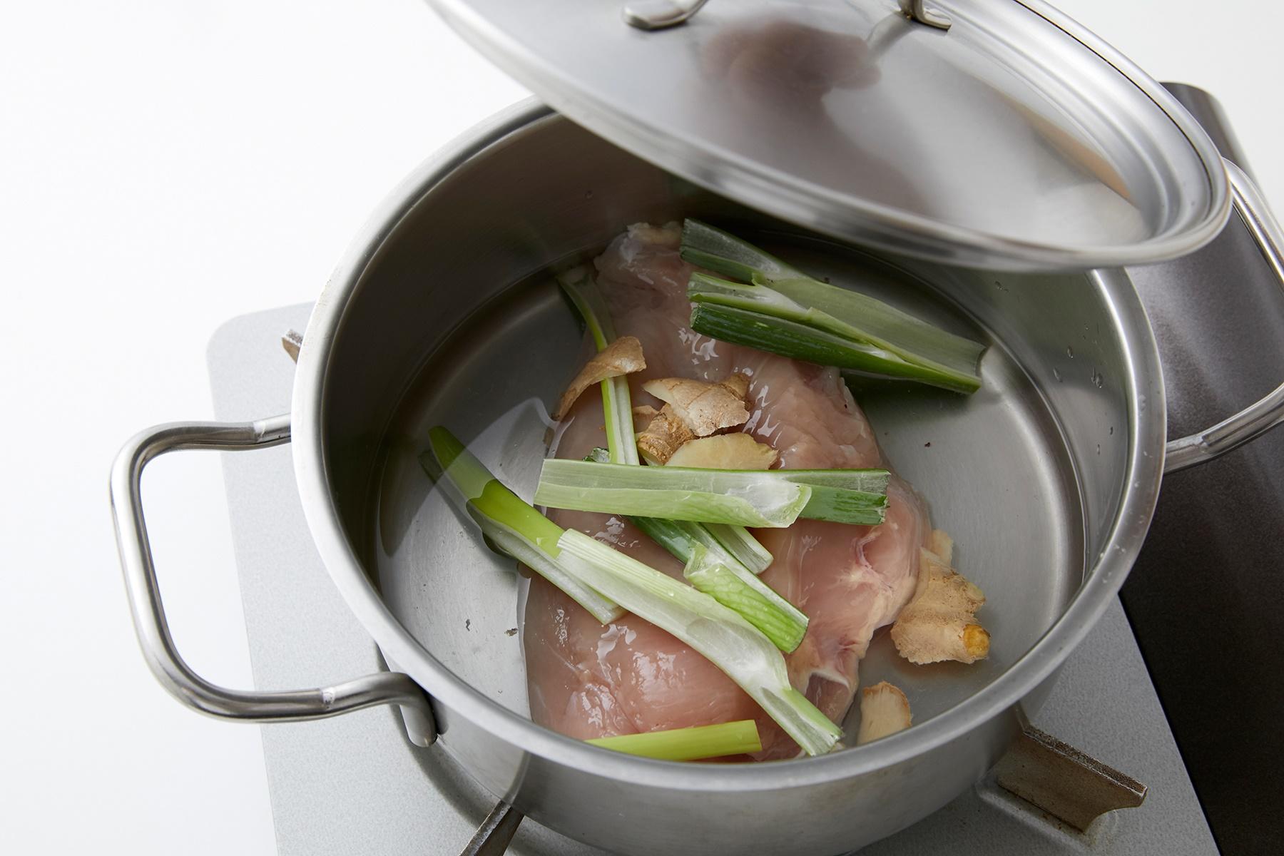 鶏を蒸し煮する