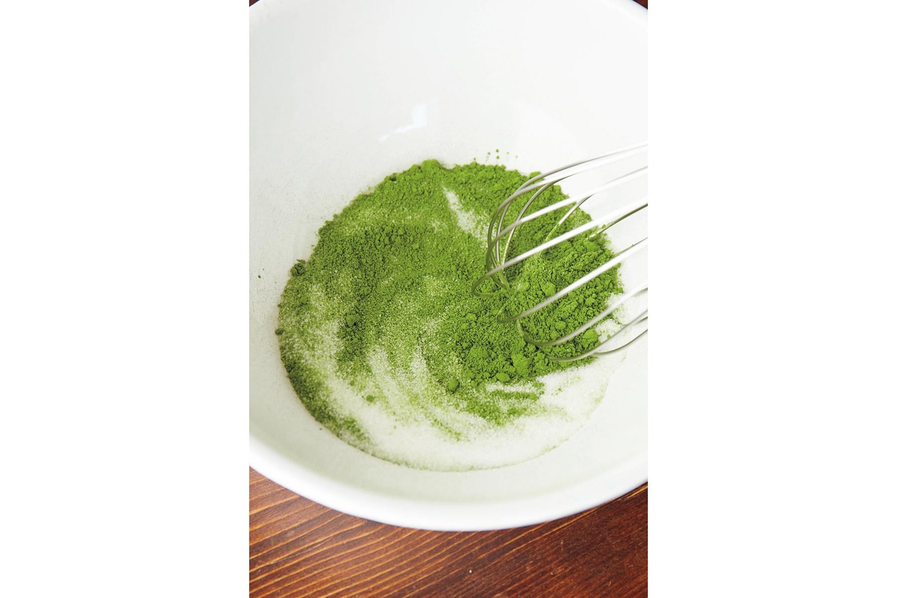 抹茶とグラニュー糖を混ぜる