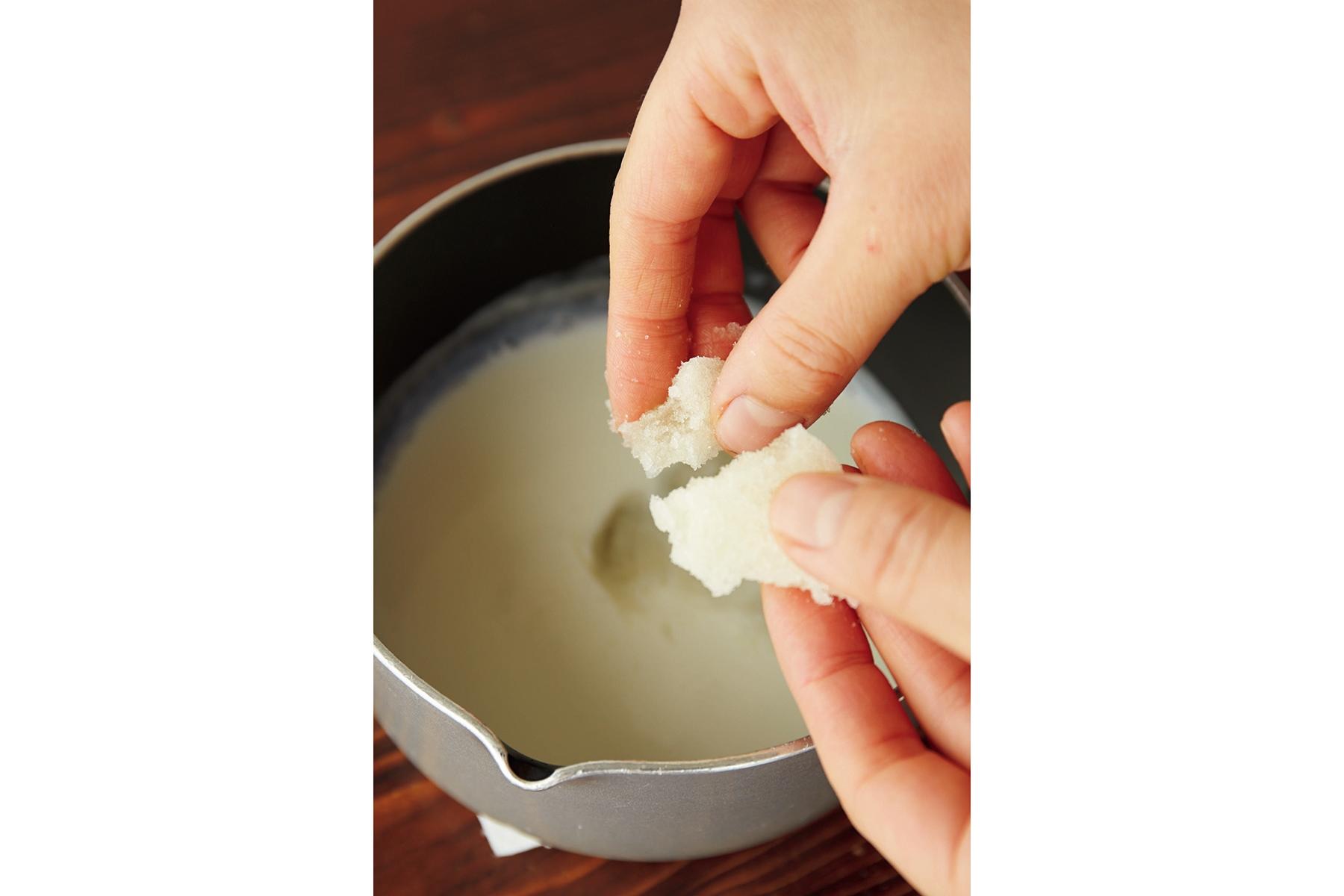 牛乳を火にかける