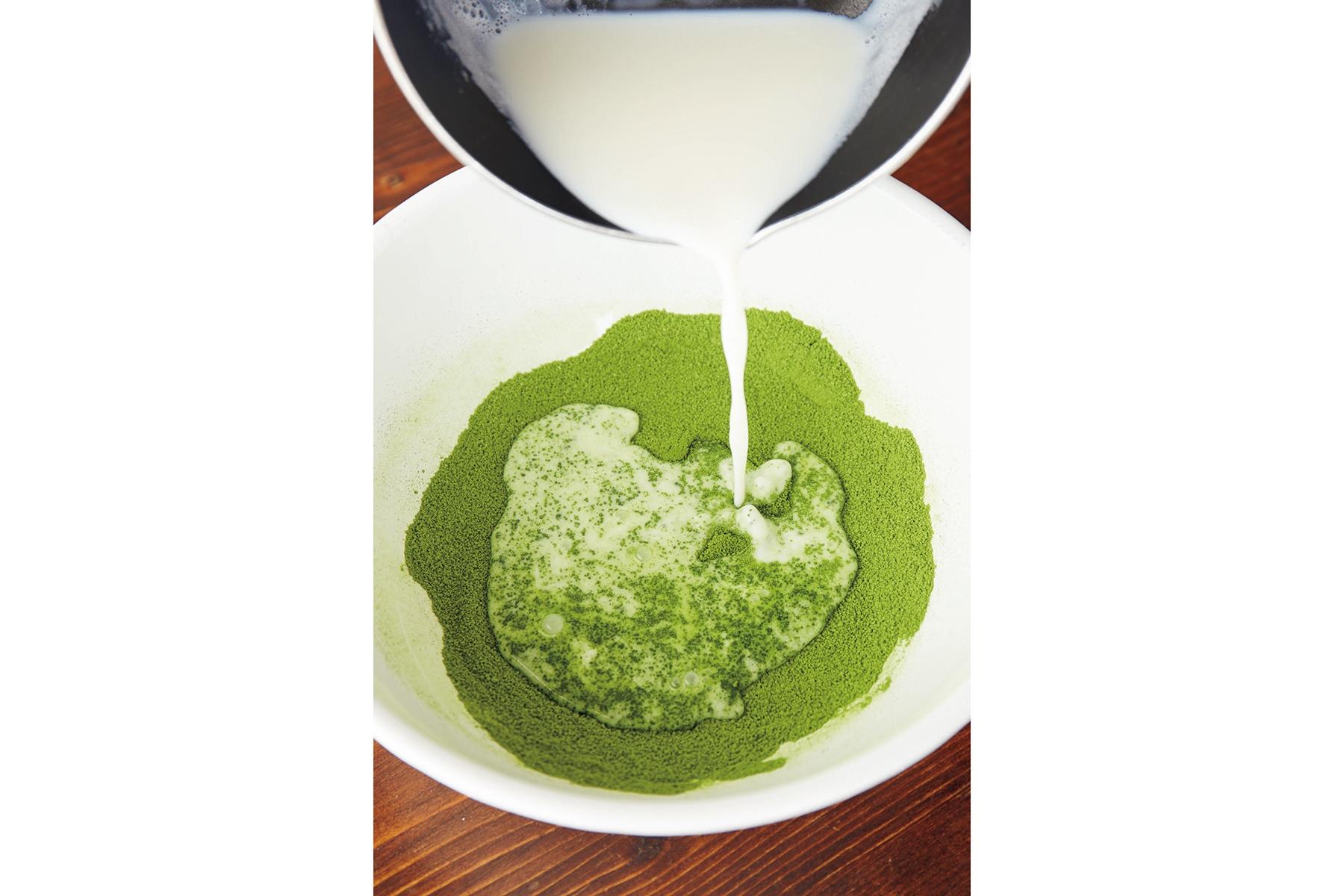 牛乳と抹茶を混ぜる