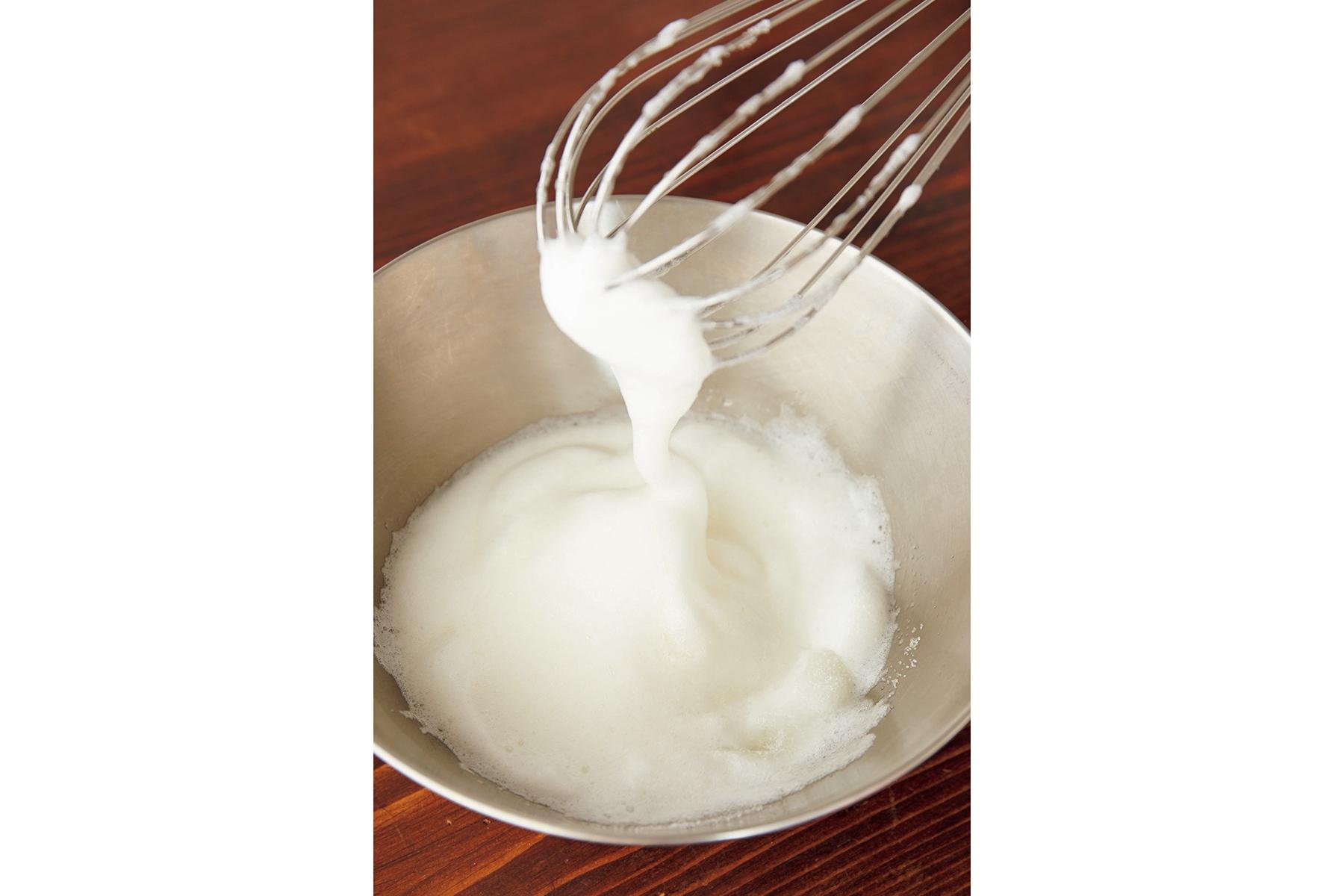 もう1種類生クリームを泡立てる