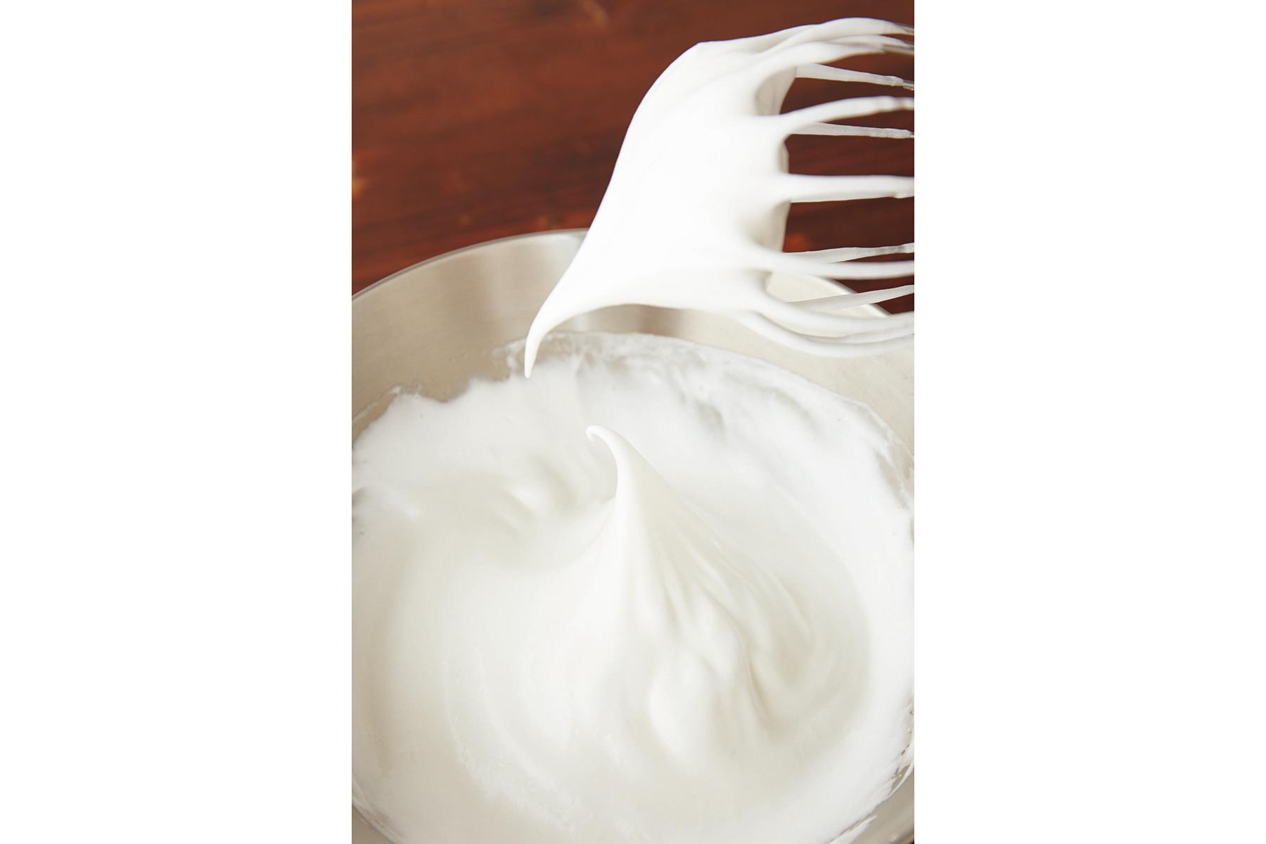 もう1種類生クリームを泡立てる