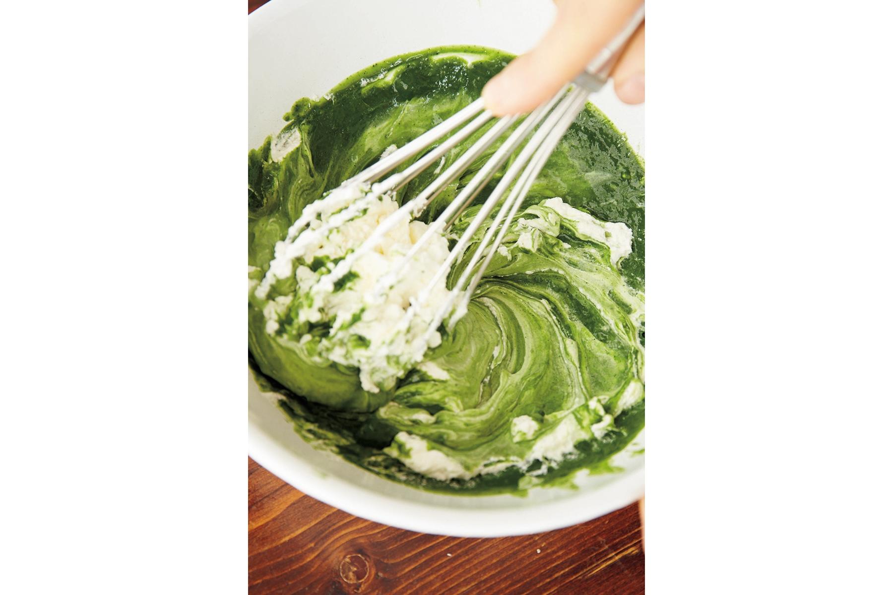 1つ目の生クリームを加える