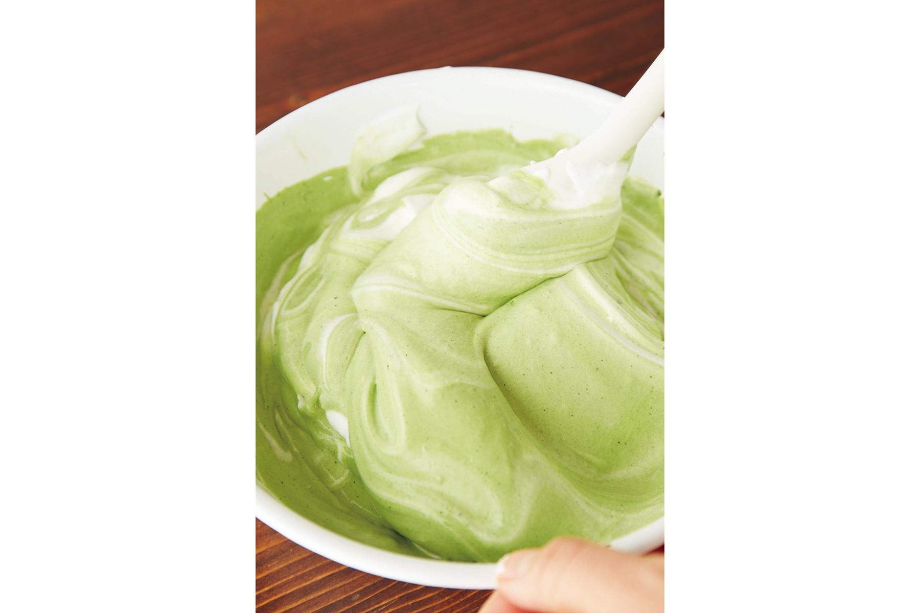 2つ目の生クリームを加える