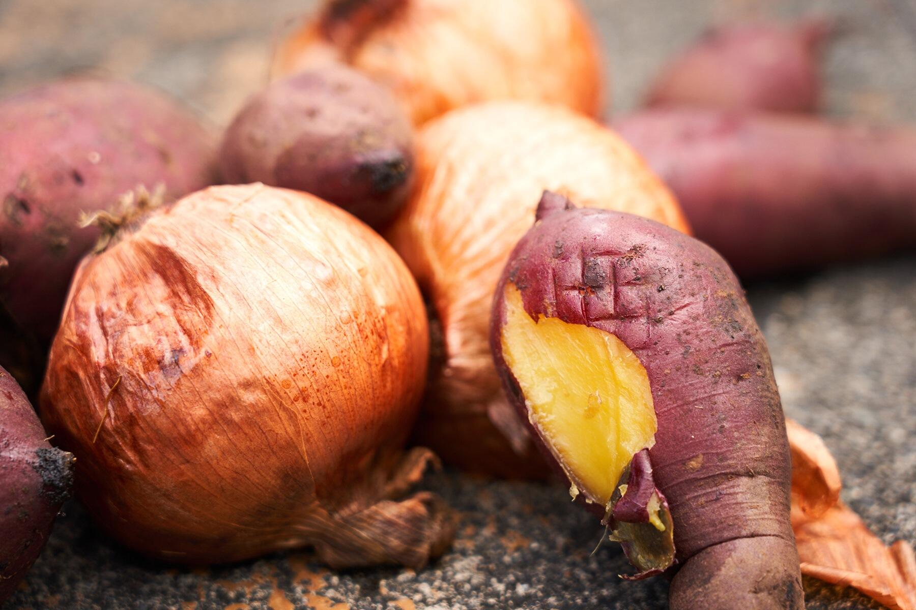 青ヶ島の地熱で蒸した玉ねぎとさつまいも