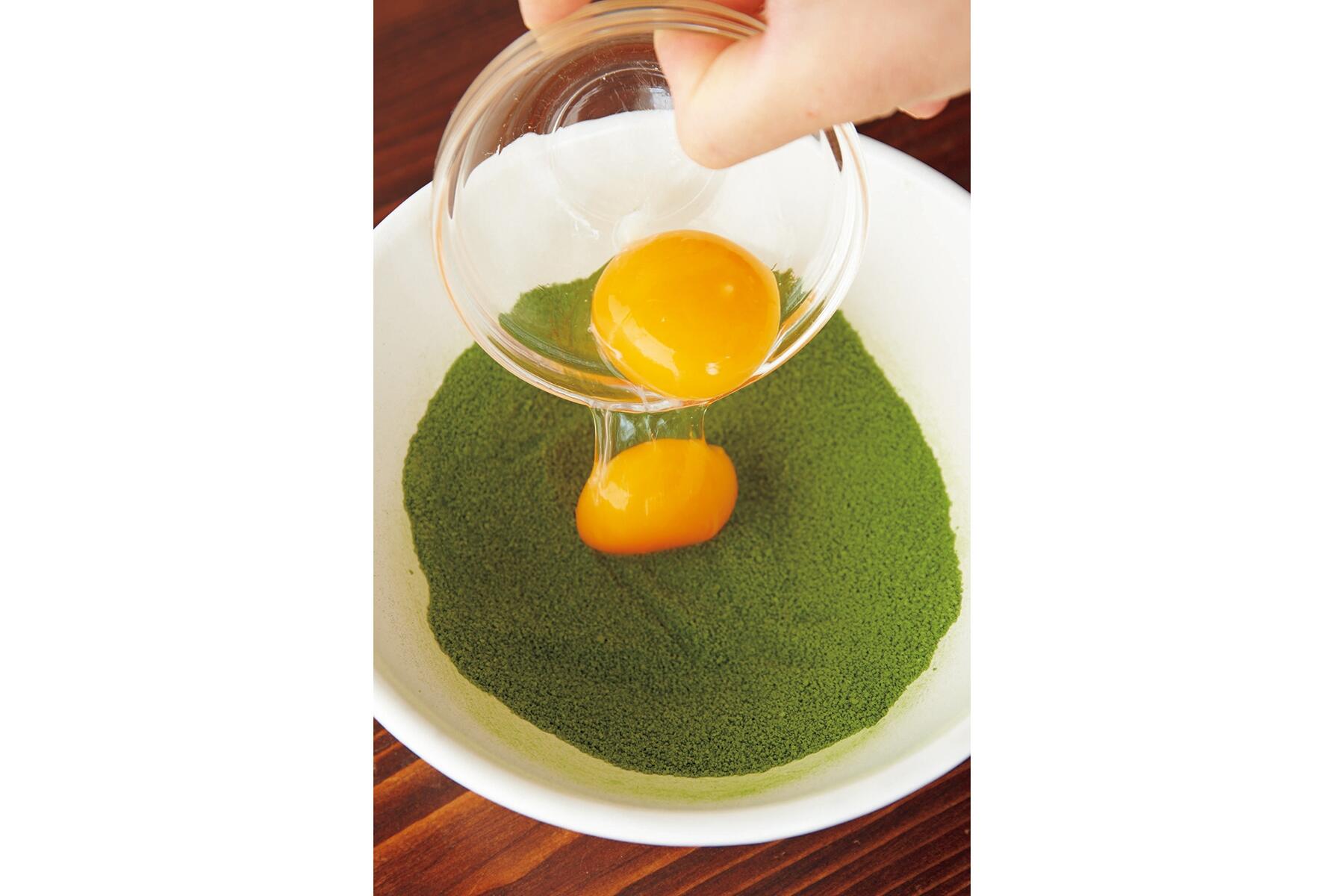 抹茶とグラニュー糖と卵黄を混ぜる